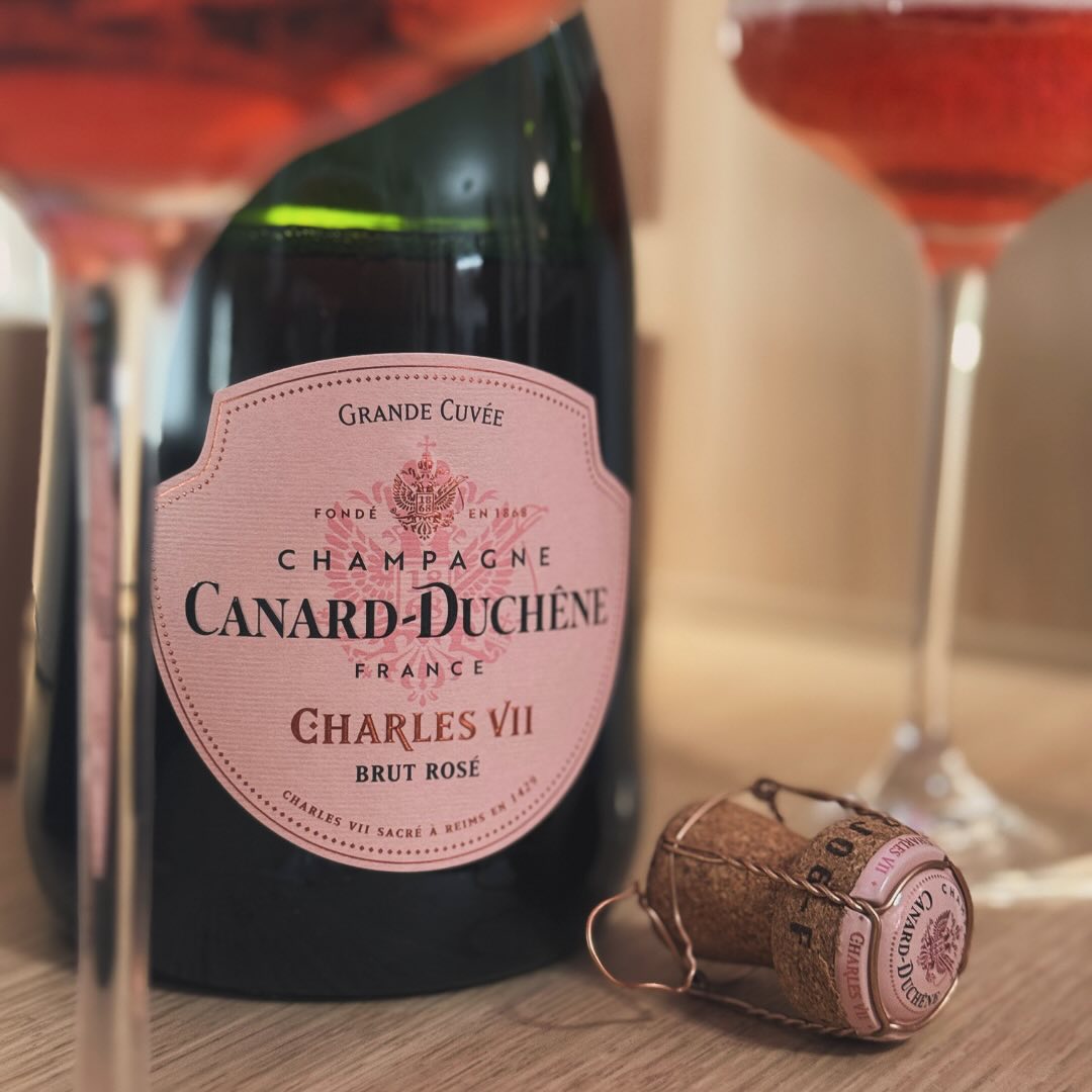 Ein ganz normaler Abend, ein ganz unkomplizierter Champagner – heute habe ich den @canardduchene - Grand Rosé geöffnet. 🍾 Fruchtige Noten von Erdbeeren und Himbeeren, eine ange… (5)