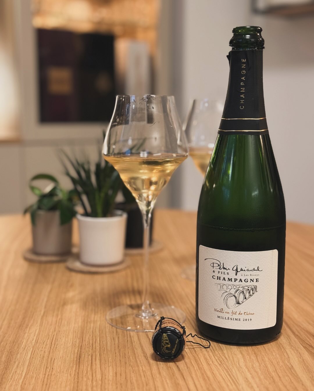 Für den Champagner, den ich heute geöffnet habe, gibt es noch keinerlei Verkostungsnotizen oder Informationen, daher musste ich mich komplett auf meine Sinne verlassen – einfach… (1)