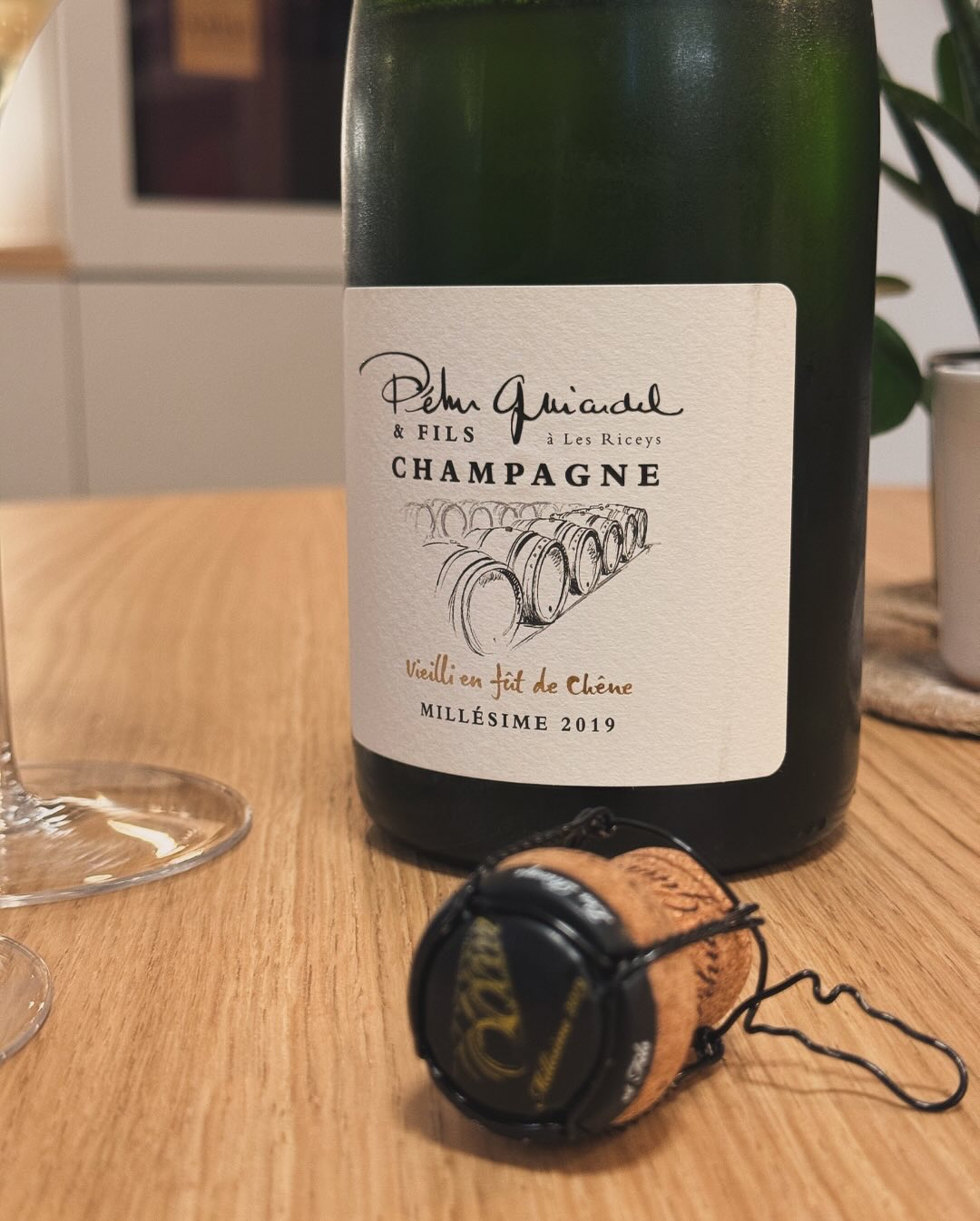 Für den Champagner, den ich heute geöffnet habe, gibt es noch keinerlei Verkostungsnotizen oder Informationen, daher musste ich mich komplett auf meine Sinne verlassen – einfach… (5)