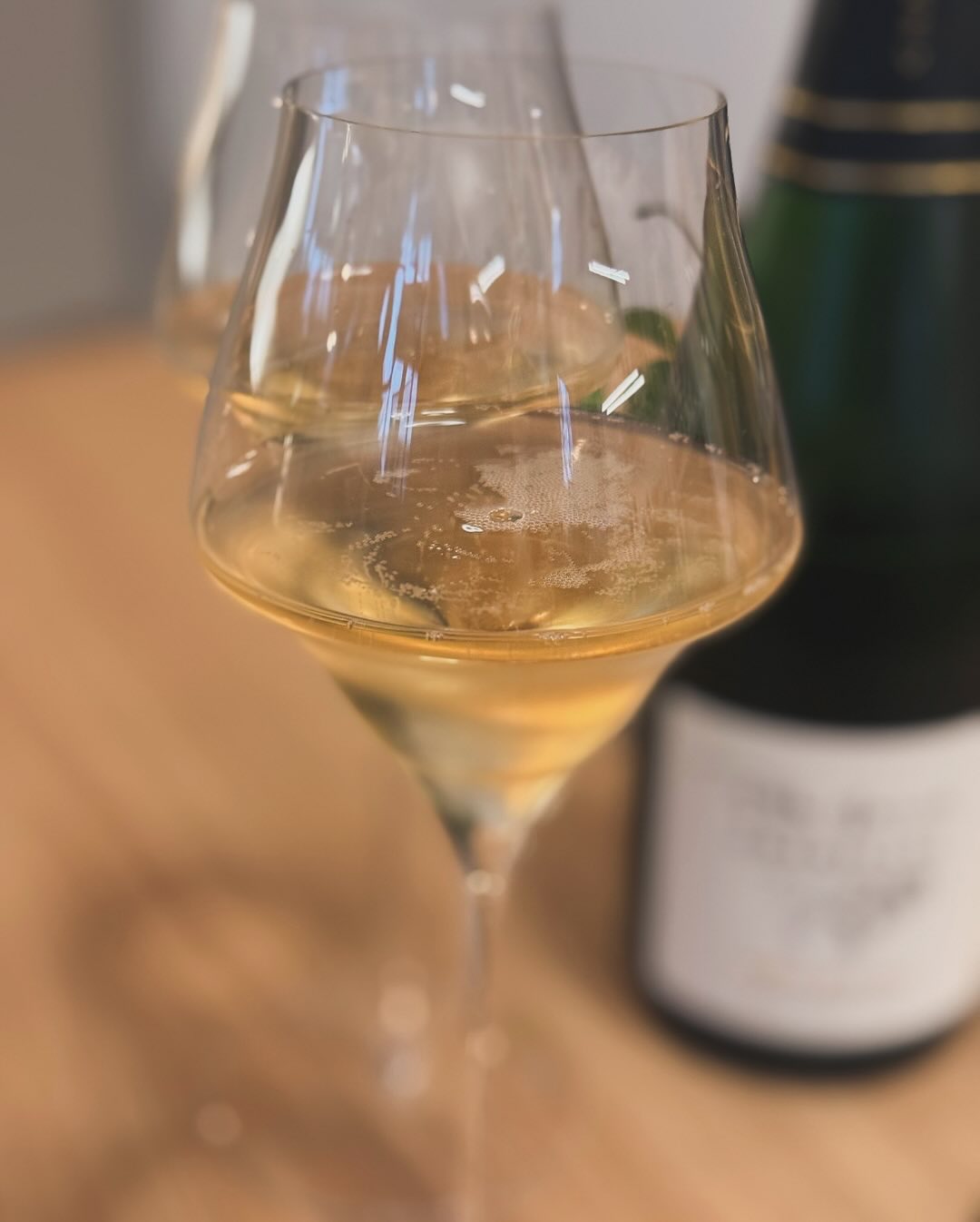 Für den Champagner, den ich heute geöffnet habe, gibt es noch keinerlei Verkostungsnotizen oder Informationen, daher musste ich mich komplett auf meine Sinne verlassen – einfach… (6)