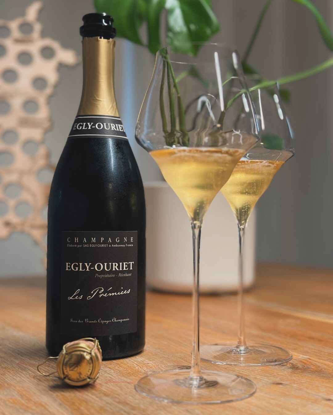 Ich habe mich schon seit langem darauf gefreut, endlich einen Champagner von @eglyouriet zu probieren. Und heute war es endlich soweit: Der Les Prémices, mit einer Basis aus der… (1)