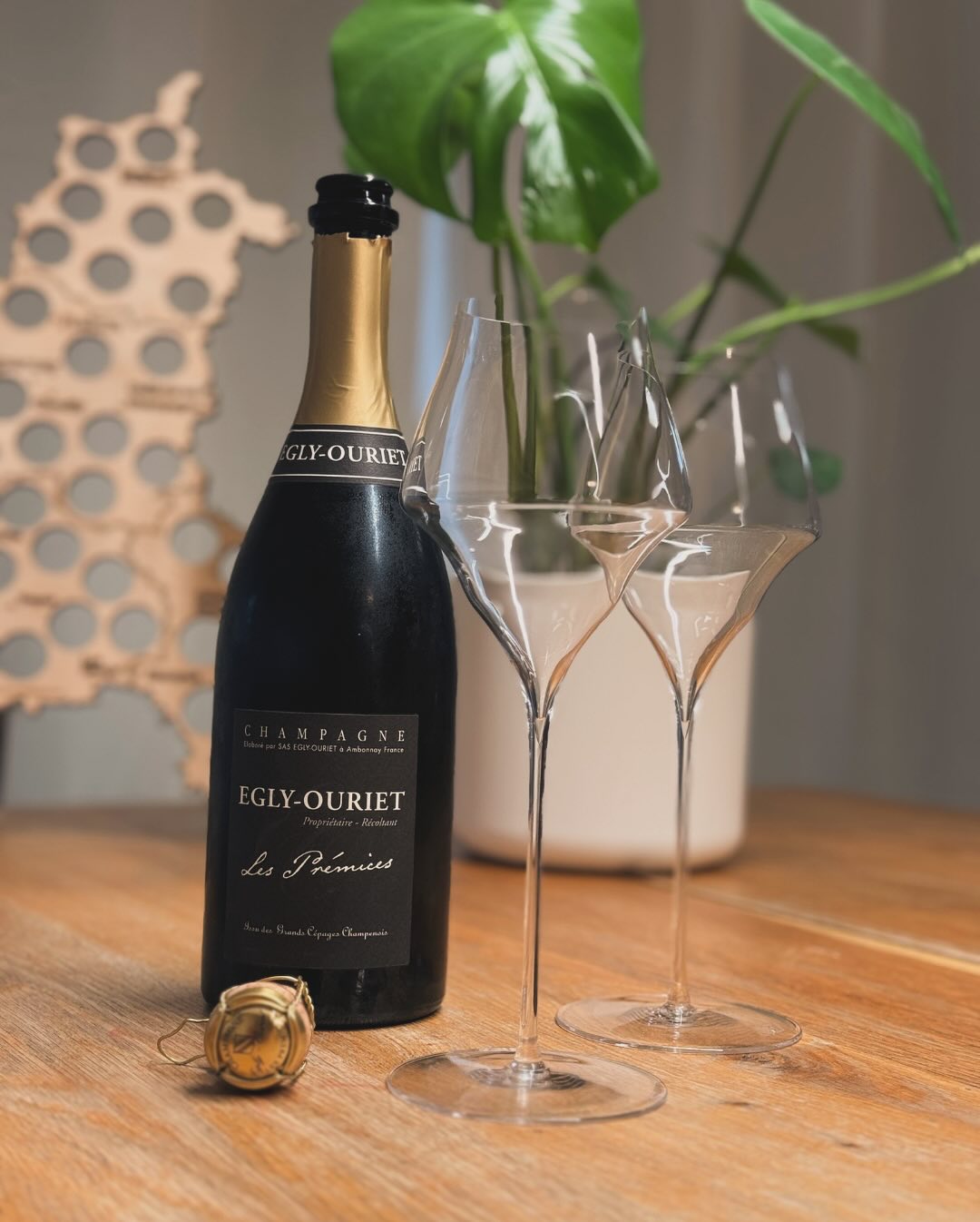 Ich habe mich schon seit langem darauf gefreut, endlich einen Champagner von @eglyouriet zu probieren. Und heute war es endlich soweit: Der Les Prémices, mit einer Basis aus der… (2)