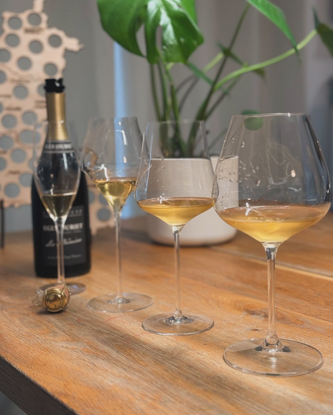 Ich habe mich schon seit langem darauf gefreut, endlich einen Champagner von @eglyouriet zu probieren. Und heute war es endlich soweit: Der Les Prémices, mit einer Basis aus der… (4)
