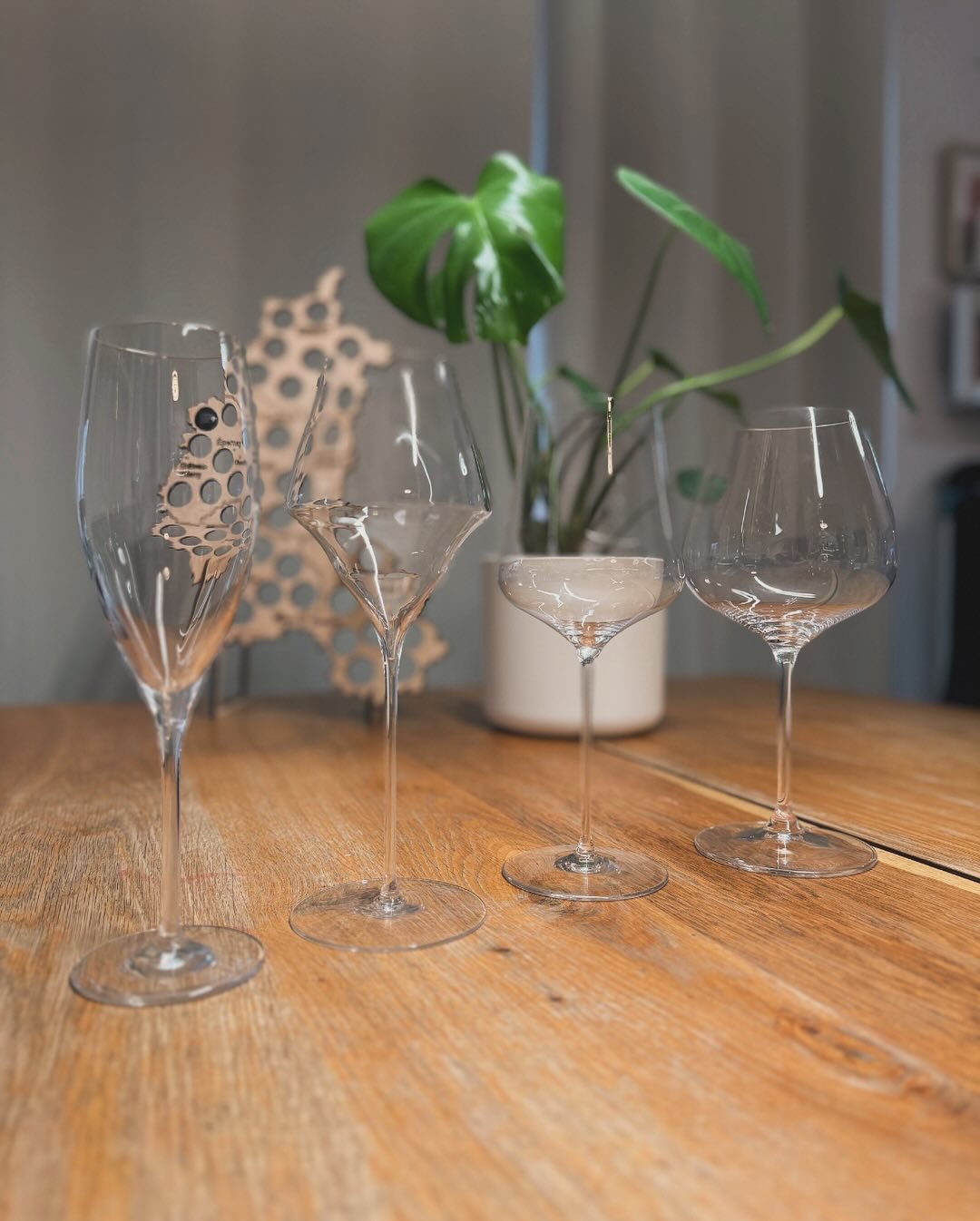 Man sagt, Champagner sei ein Erlebnis für alle Sinne – und wie unterschiedlich er schmecken kann, zeigt sich im Glasvergleich. Ich habe den @eglyouriet - Les Prémices (Base 2018… (2)
