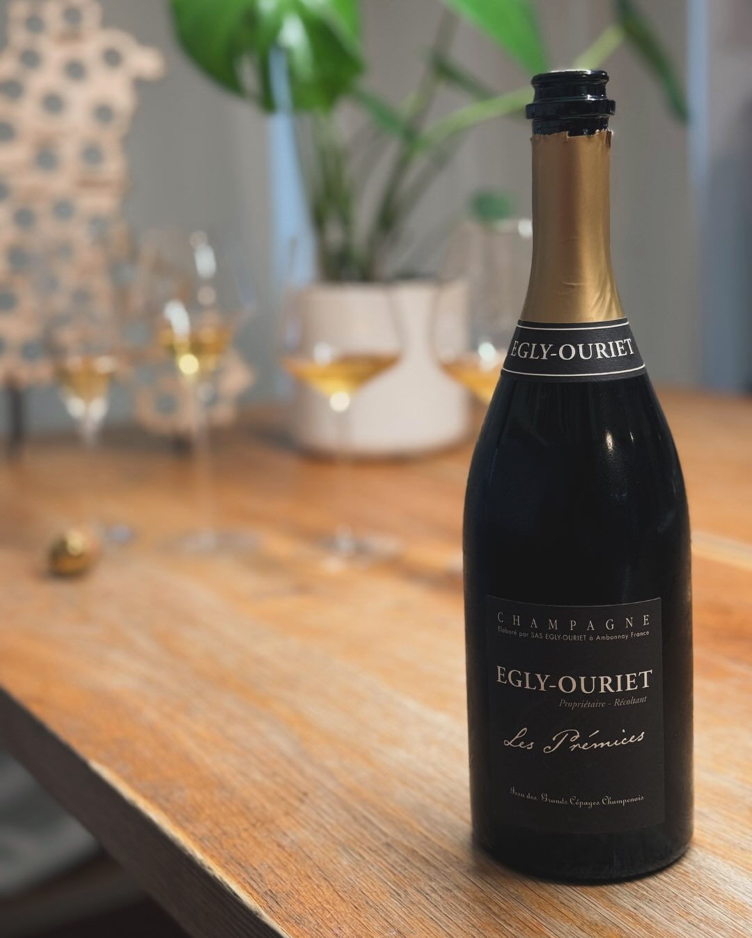 Man sagt, Champagner sei ein Erlebnis für alle Sinne – und wie unterschiedlich er schmecken kann, zeigt sich im Glasvergleich. Ich habe den @eglyouriet - Les Prémices (Base 2018… (5)