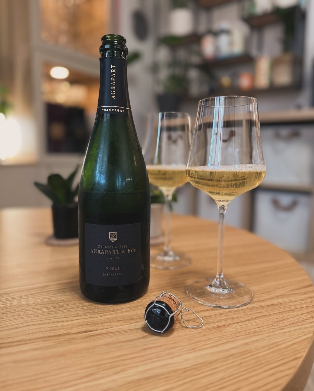 Einfach mal den Samstagvormittag mit @agrapartavize - Les 7 Crus genießen. Frisch, klar, präzise – wie ein Sprung ins kühle Wasser. 🌊 Für diesen Champagner hab ich meine @gab… (1)