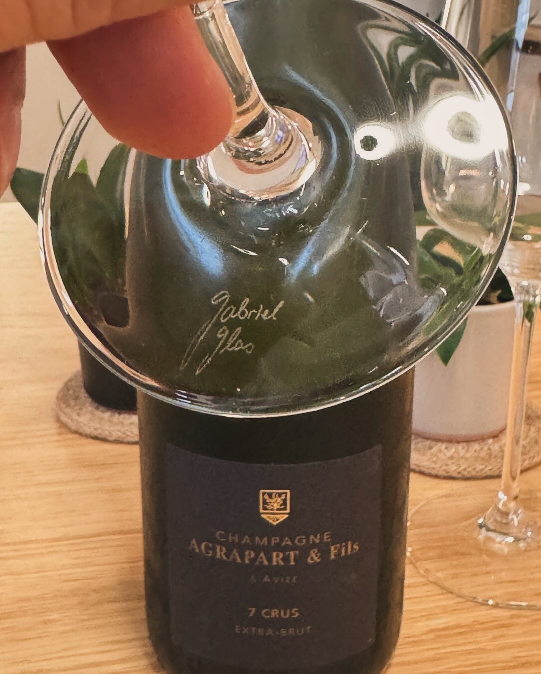 Einfach mal den Samstagvormittag mit @agrapartavize - Les 7 Crus genießen. Frisch, klar, präzise – wie ein Sprung ins kühle Wasser. 🌊 Für diesen Champagner hab ich meine @gab… (3)
