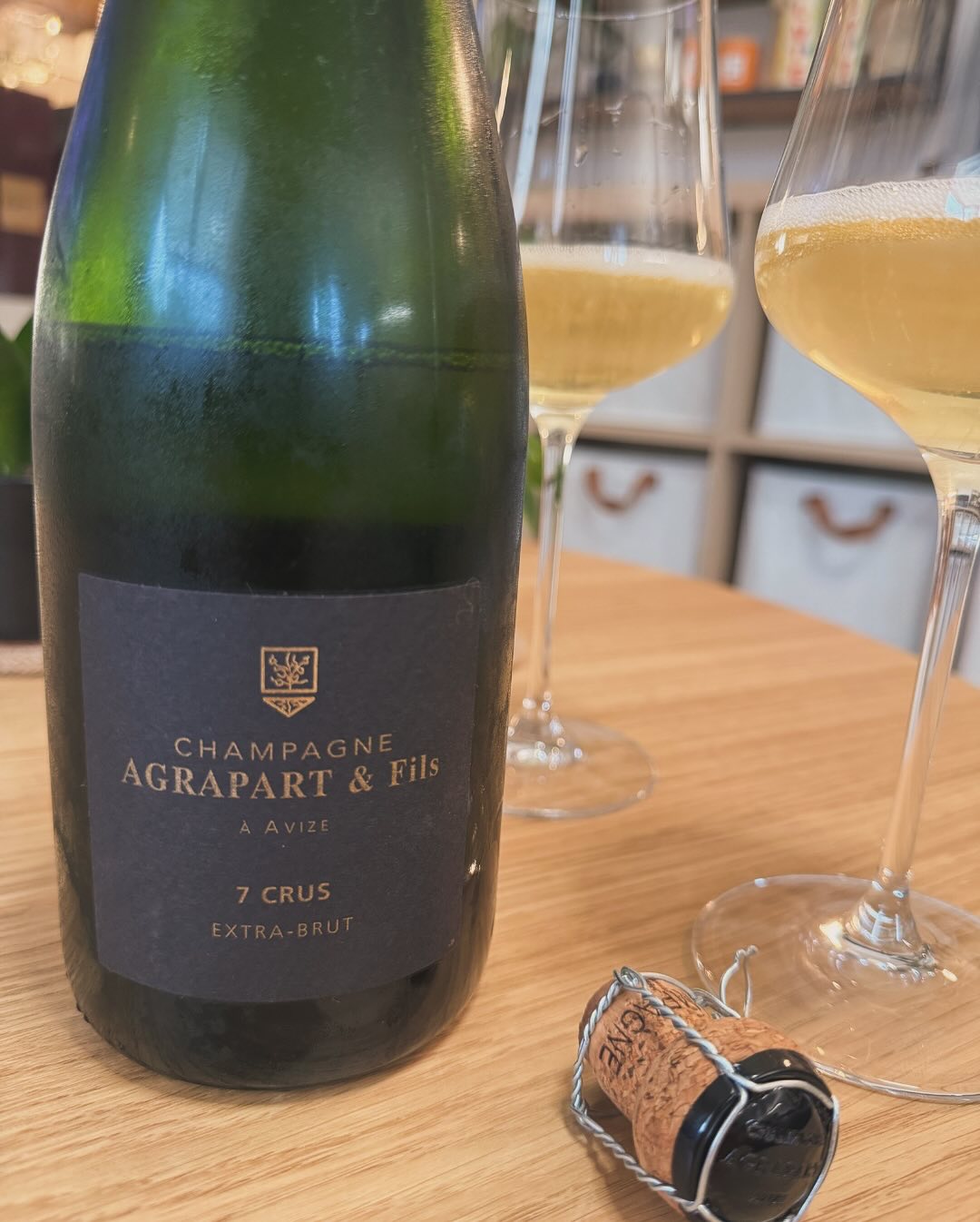 Einfach mal den Samstagvormittag mit @agrapartavize - Les 7 Crus genießen. Frisch, klar, präzise – wie ein Sprung ins kühle Wasser. 🌊 Für diesen Champagner hab ich meine @gab… (4)