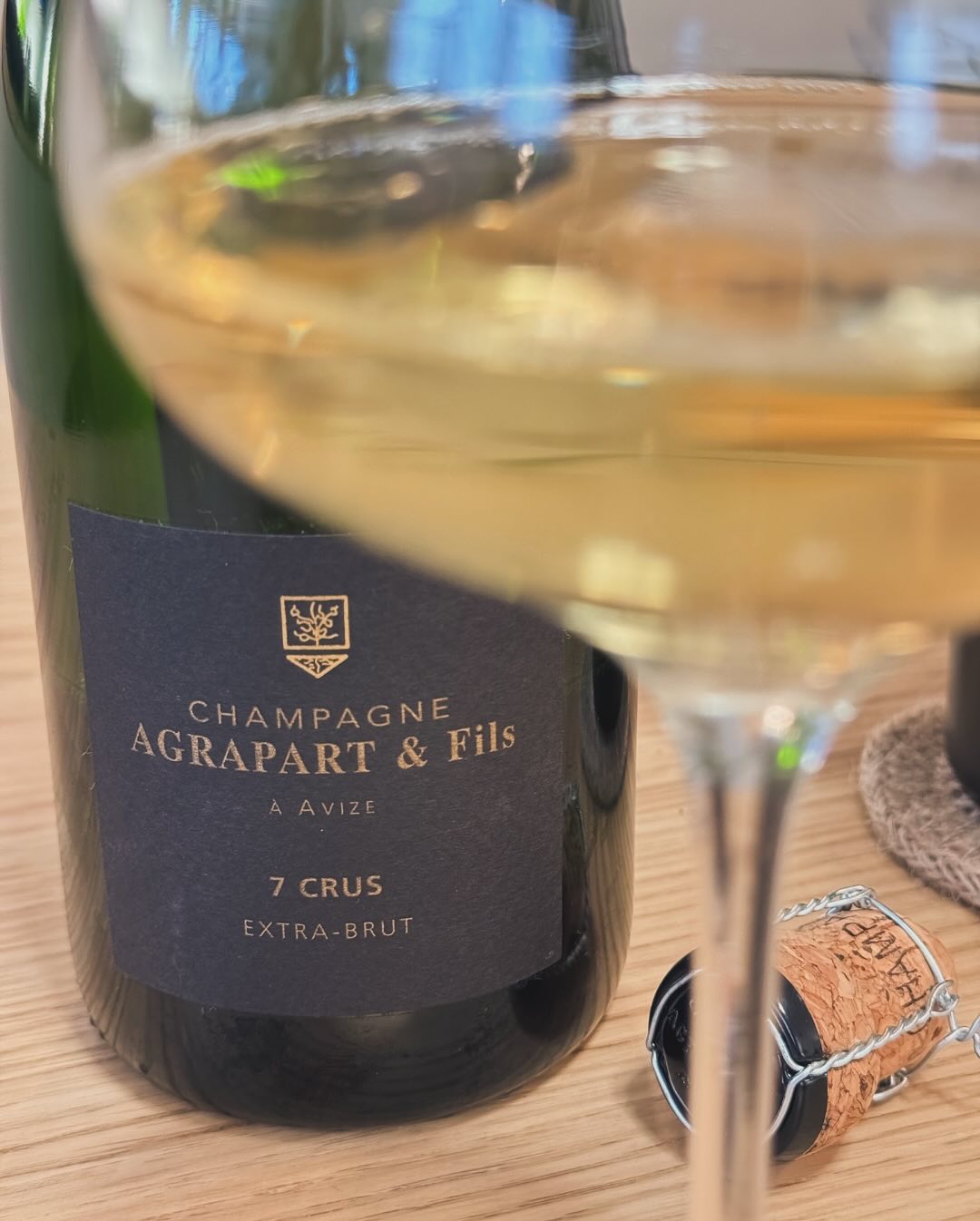 Einfach mal den Samstagvormittag mit @agrapartavize - Les 7 Crus genießen. Frisch, klar, präzise – wie ein Sprung ins kühle Wasser. 🌊 Für diesen Champagner hab ich meine @gab… (5)