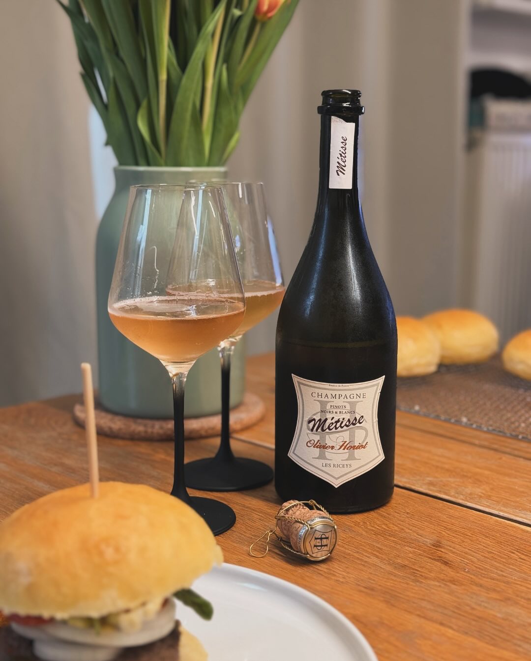 Champagner und Burger? Absolut. 🍾🍔 Im Glas: @horiotolivier – Métisse Noirs & Blancs (Vendange 2020) Auf dem Teller: Jalapeño-Burger mit selbstgebackenen Buns und scharfen Kart… (1)