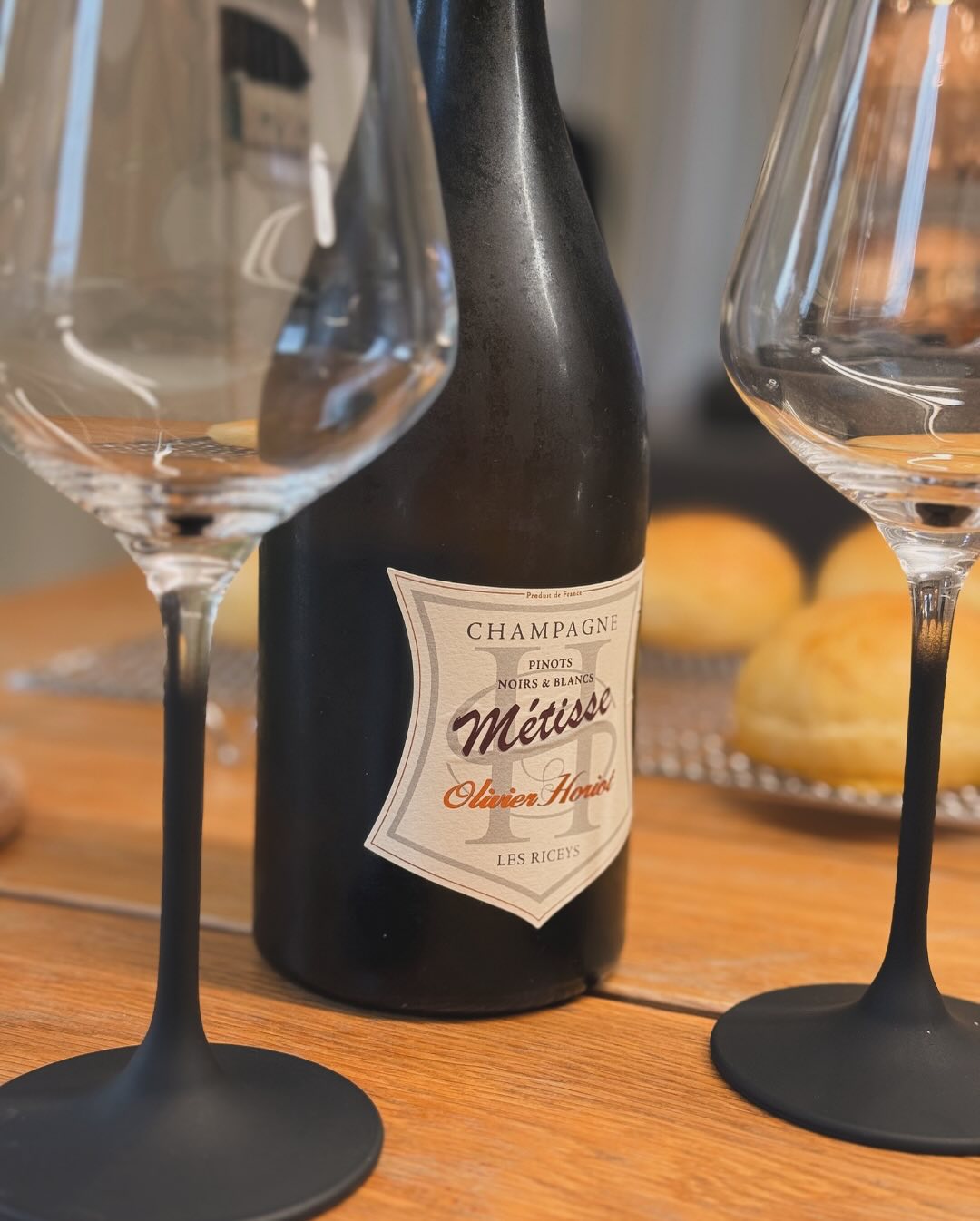 Champagner und Burger? Absolut. 🍾🍔 Im Glas: @horiotolivier – Métisse Noirs & Blancs (Vendange 2020) Auf dem Teller: Jalapeño-Burger mit selbstgebackenen Buns und scharfen Kart… (2)