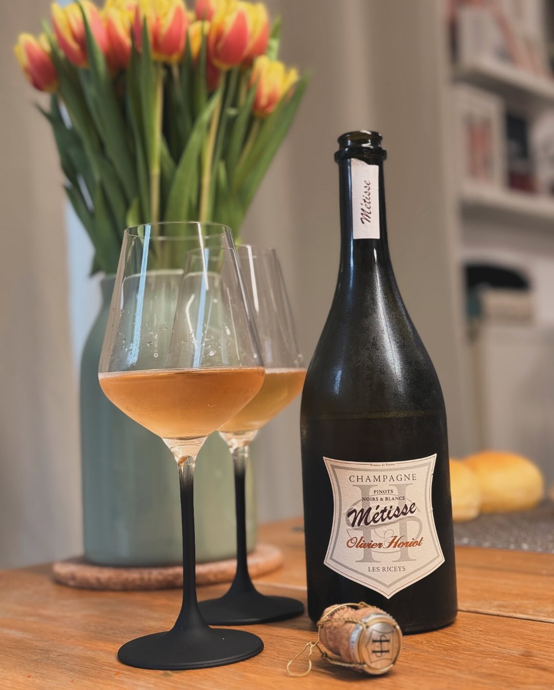 Champagner und Burger? Absolut. 🍾🍔 Im Glas: @horiotolivier – Métisse Noirs & Blancs (Vendange 2020) Auf dem Teller: Jalapeño-Burger mit selbstgebackenen Buns und scharfen Kart… (4)