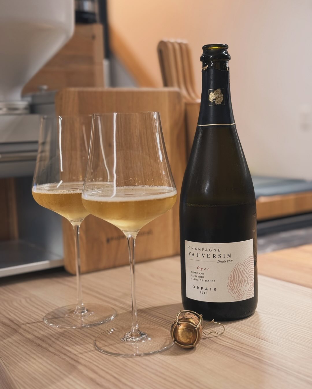 Gestern habe ich noch einen Orpair 2019 von @champagnevauversin geöffnet. Ein Blanc de Blancs Grand Cru aus Oger, der mich wirklich beeindruckt hat. Trotz seiner Extra Brut-Dosa… (1)