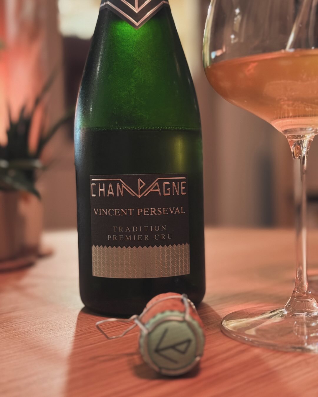 Heute stand der @champagnevincentperseval – Brut Tradition Premier Cru im Mittelpunkt. Ein Champagner, der durch seine lange Reifezeit eine beeindruckende Balance zwischen Frisc… (4)