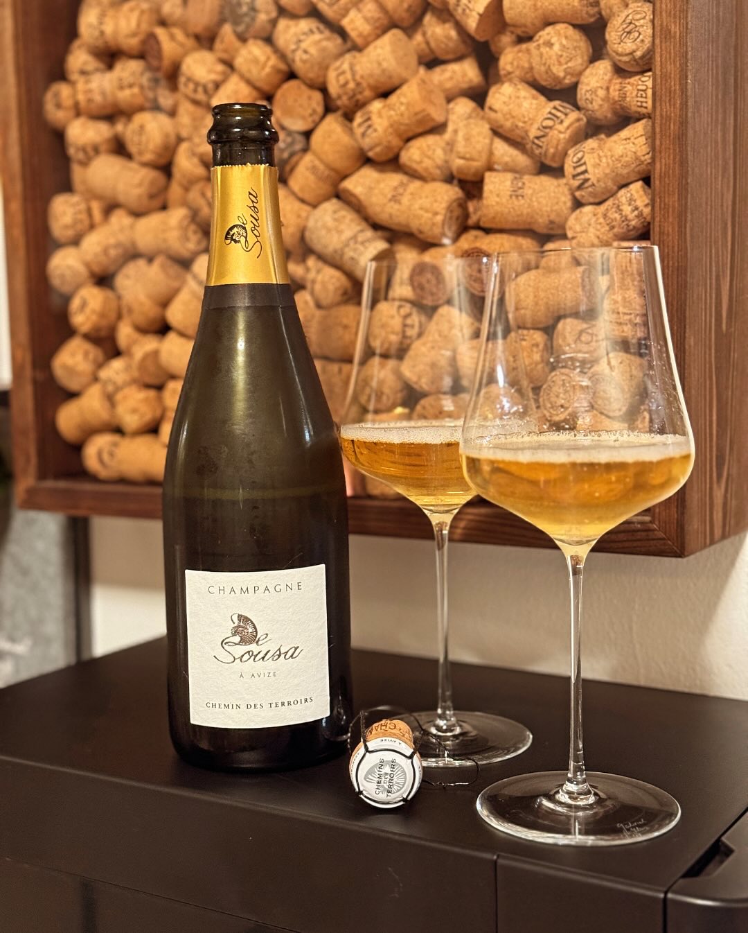 Gestern Abend durfte der @champagnedesousa – Chemin des Terroirs ins Glas – wobei „durfte“ fast zu sanft klingt, denn eigentlich wollte ich ihn unbedingt direkt probieren. Frisc… (1)
