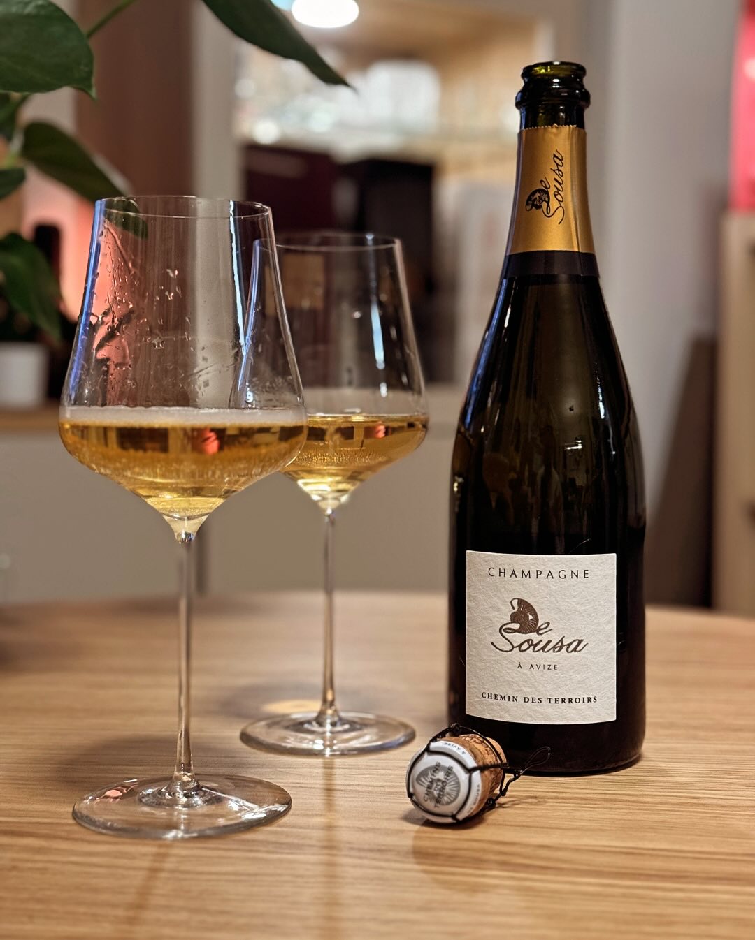 Gestern Abend durfte der @champagnedesousa – Chemin des Terroirs ins Glas – wobei „durfte“ fast zu sanft klingt, denn eigentlich wollte ich ihn unbedingt direkt probieren. Frisc… (6)