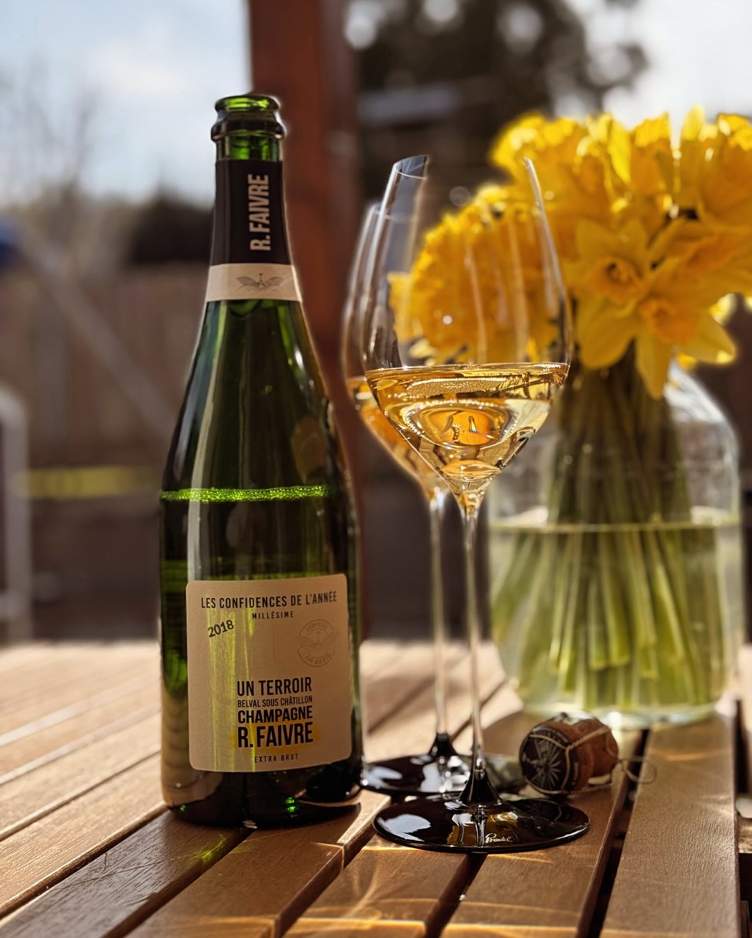 Heute – ein großes Paket von @riedel_official vor der Tür! 🎁 5 neue Gläser, darunter das neue Fatto a Mano Black Tie Champagnerglas, das ich direkt mit einem ganz besonderen Ch… (1)