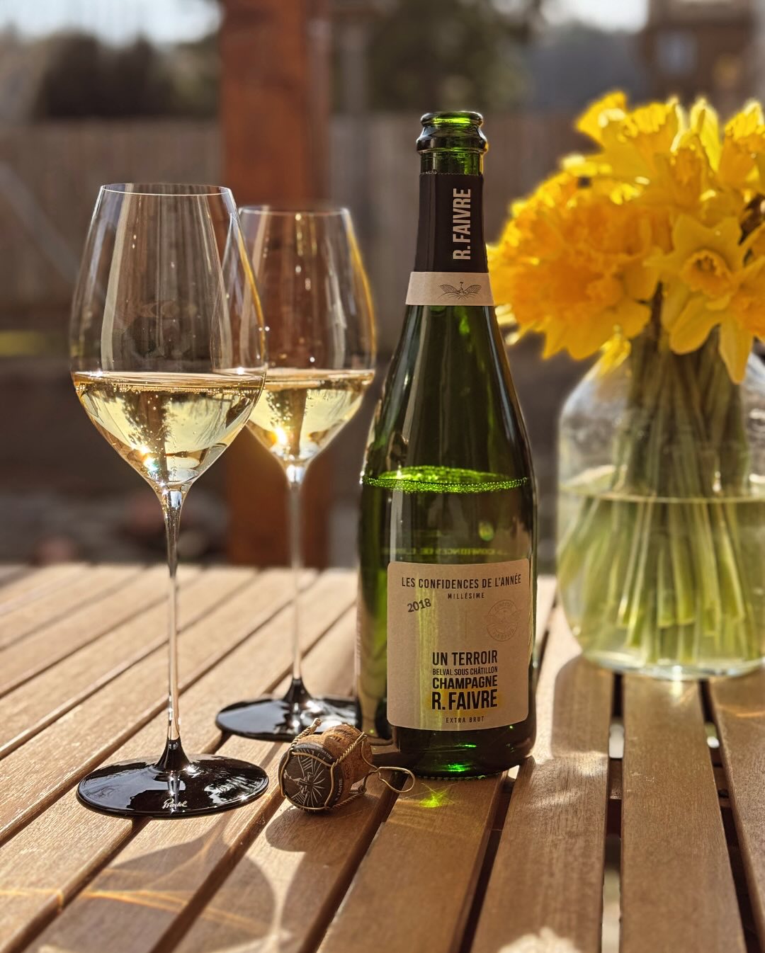 Heute – ein großes Paket von @riedel_official vor der Tür! 🎁 5 neue Gläser, darunter das neue Fatto a Mano Black Tie Champagnerglas, das ich direkt mit einem ganz besonderen Ch… (3)