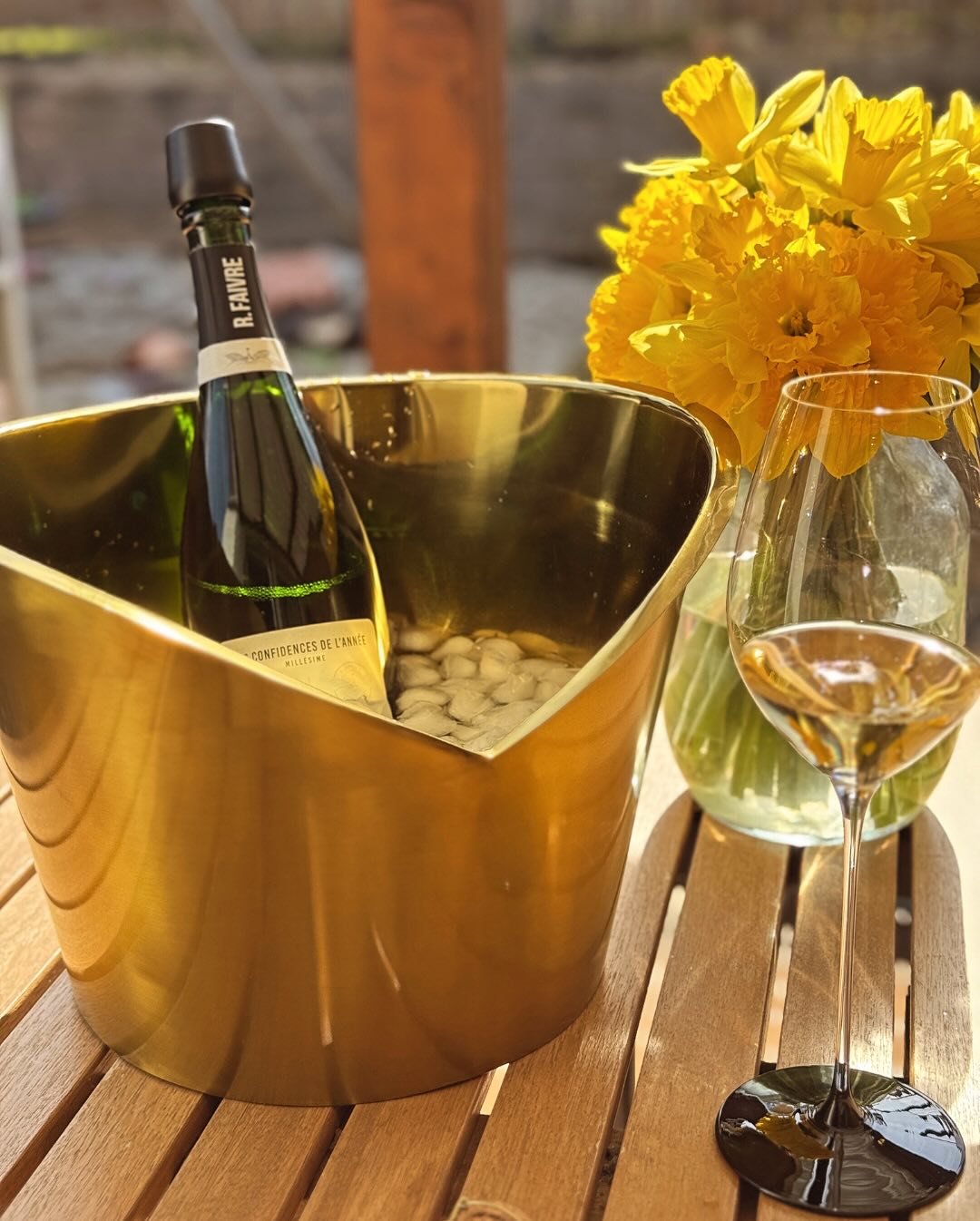 Heute – ein großes Paket von @riedel_official vor der Tür! 🎁 5 neue Gläser, darunter das neue Fatto a Mano Black Tie Champagnerglas, das ich direkt mit einem ganz besonderen Ch… (6)