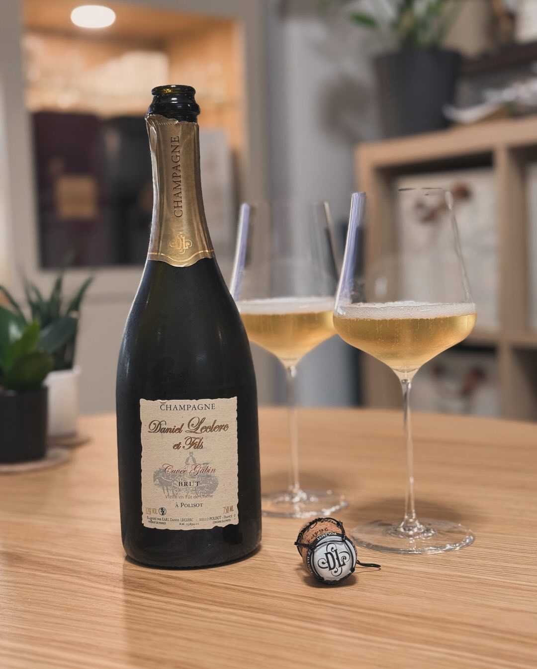 Manchmal öffnet man eine Flasche und weiß sofort: Das passt. Genau das hatte ich gestern mit der Cuvée Gabin Brut von @champagne.daniel.leclerc . Ein Champagner, der mich direkt… (1)