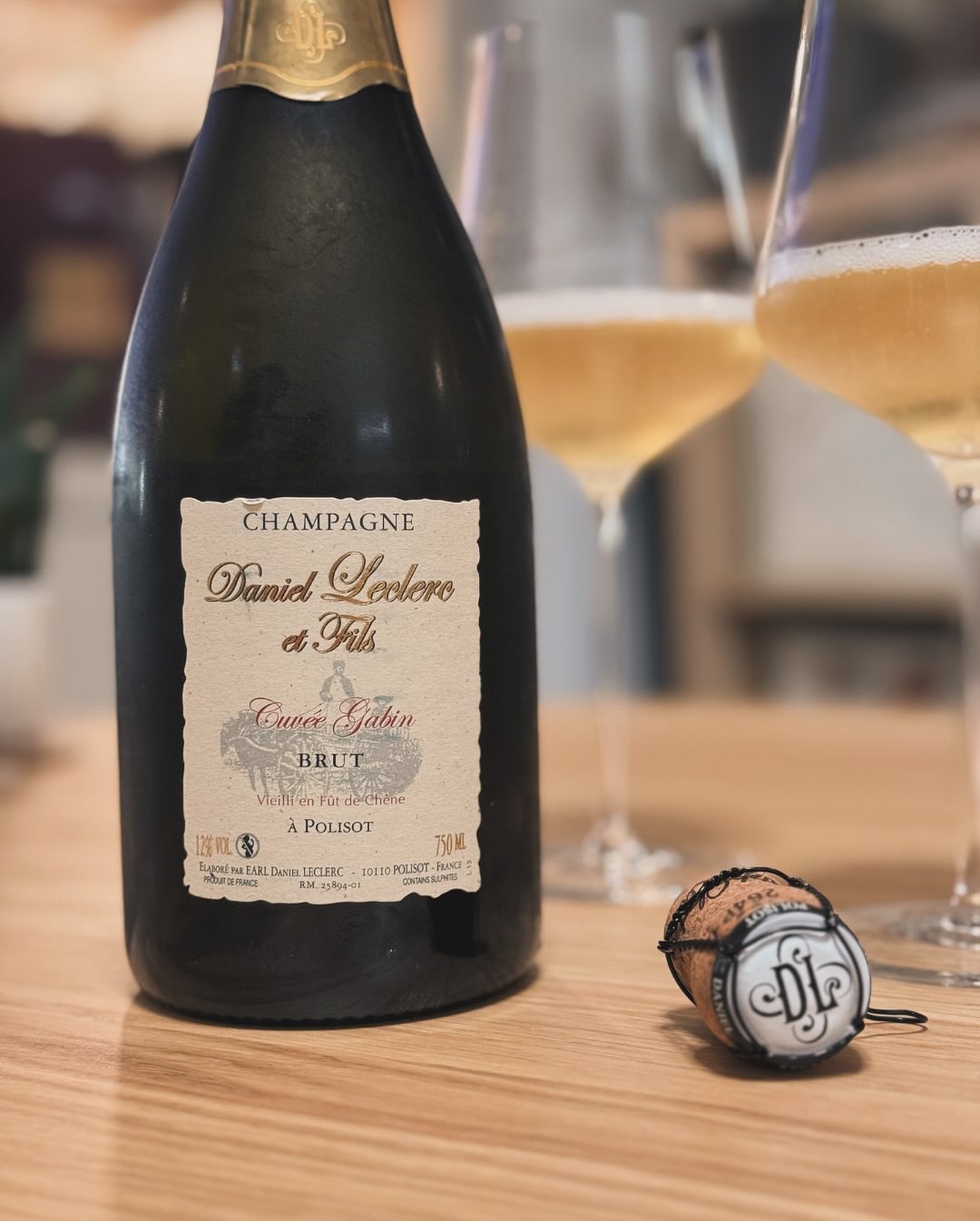 Manchmal öffnet man eine Flasche und weiß sofort: Das passt. Genau das hatte ich gestern mit der Cuvée Gabin Brut von @champagne.daniel.leclerc . Ein Champagner, der mich direkt… (3)