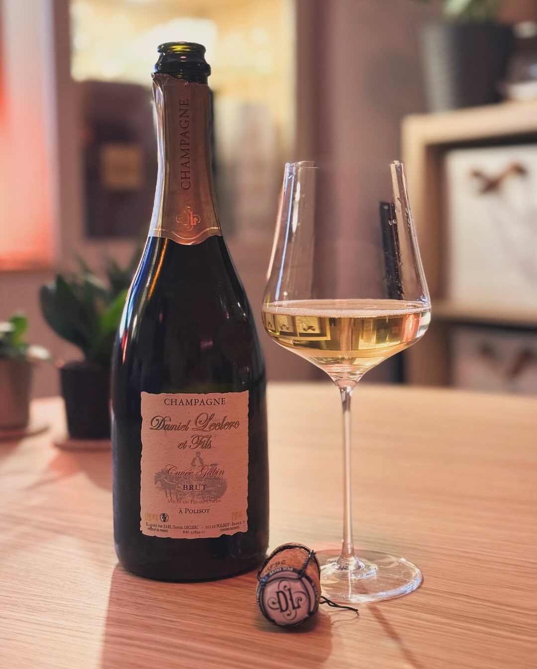Manchmal öffnet man eine Flasche und weiß sofort: Das passt. Genau das hatte ich gestern mit der Cuvée Gabin Brut von @champagne.daniel.leclerc . Ein Champagner, der mich direkt… (5)