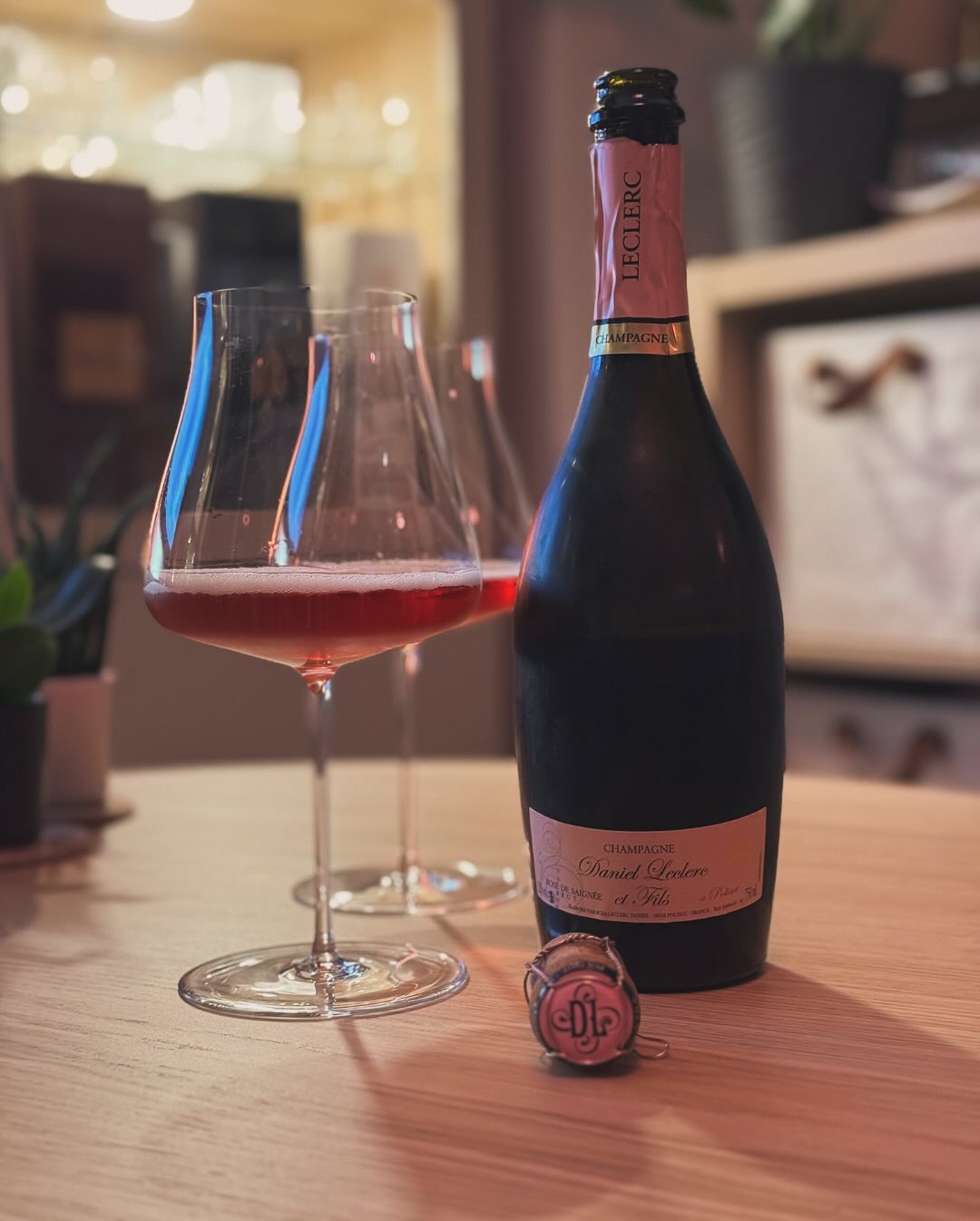 Nach der Cuvée Gabin von @champagne.daniel.leclerc war der nächste Schritt klar: Vergleich mit dem Rosé de Saignée. Gleicher Jahrgang, gleicher Winzer – aber ein komplett andere… (1)