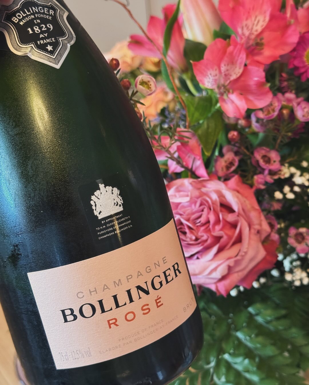 Drei Champagner standen zur Wahl – die Community hat entschieden: @champagne_bollinger Rosé! Und ganz ehrlich? Eine perfekte Wahl. Der gestrige Tag war ohnehin besonders. Tagsüb… (6)