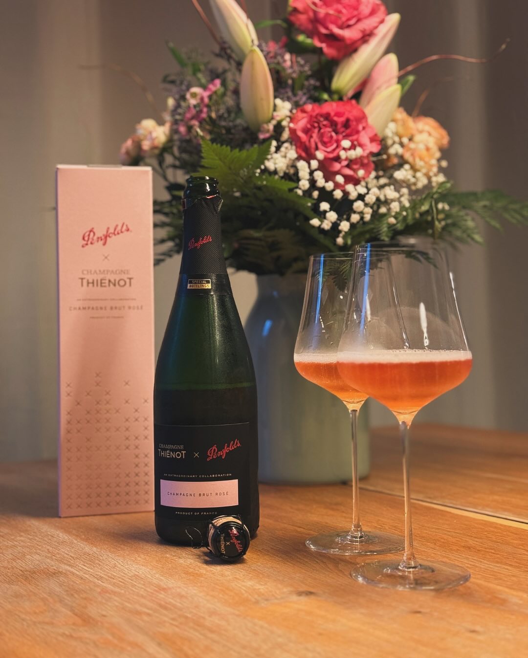 Nach dem Valentinstag möchte ich heute den Thiénot x Penfolds Rosé Brut vorstellen. Passend dazu: Die Lieblingsblumen meiner Frau und natülrich auch im Strauß zum Valentinstag e… (1)