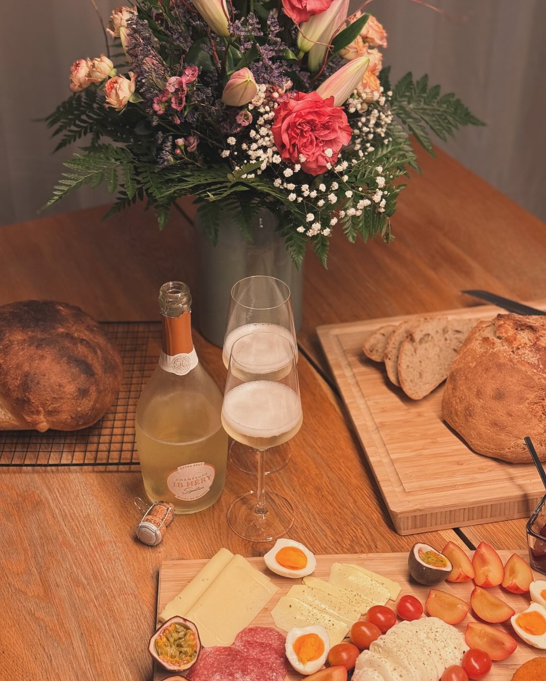 Seit ein paar Wochen experimentiere ich mit eigenem Sauerteig – und inzwischen landen regelmäßig selbst gebackene Brote auf dem Tisch. Heute: Ein Weizen-Sauerteigbrot und ein Di… (3)