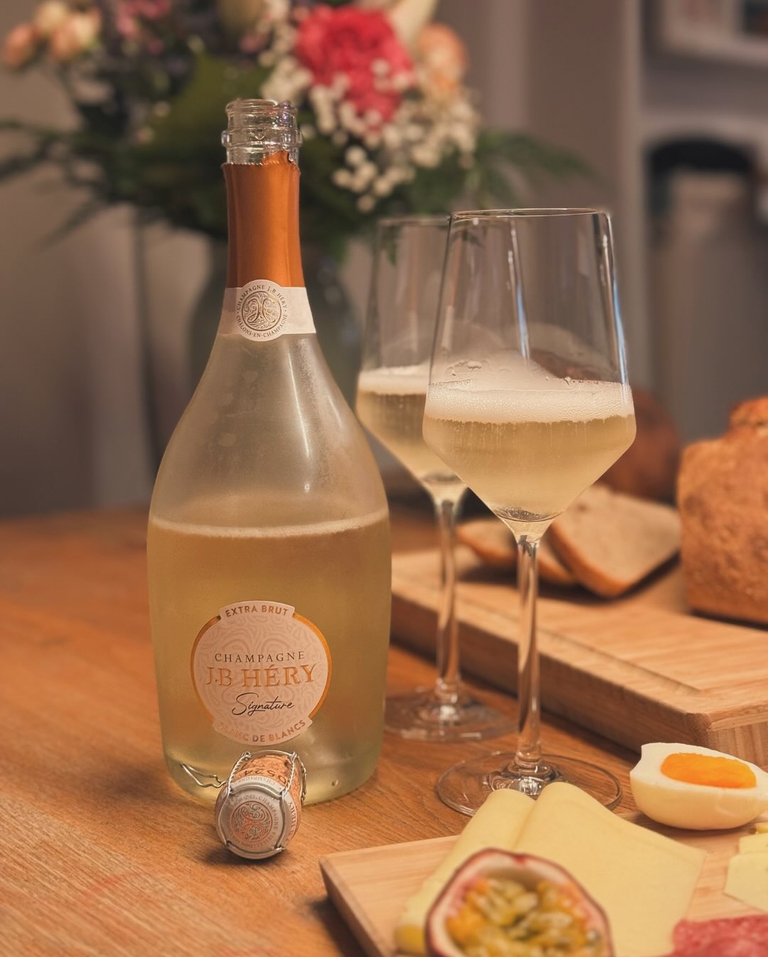 Seit ein paar Wochen experimentiere ich mit eigenem Sauerteig – und inzwischen landen regelmäßig selbst gebackene Brote auf dem Tisch. Heute: Ein Weizen-Sauerteigbrot und ein Di… (4)
