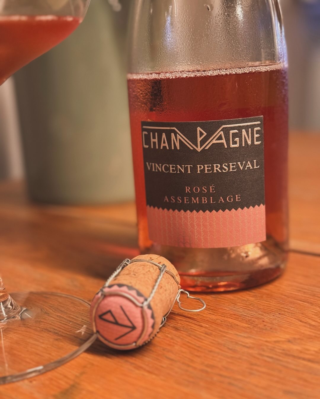 Heute sollte zu unseren mexikanischen Wraps ein Champagner her, der mit Schärfe, Würze & Frische umgehen kann – und meine Wahl fiel auf den @champagnevincentperseval – Rosé Asse… (4)