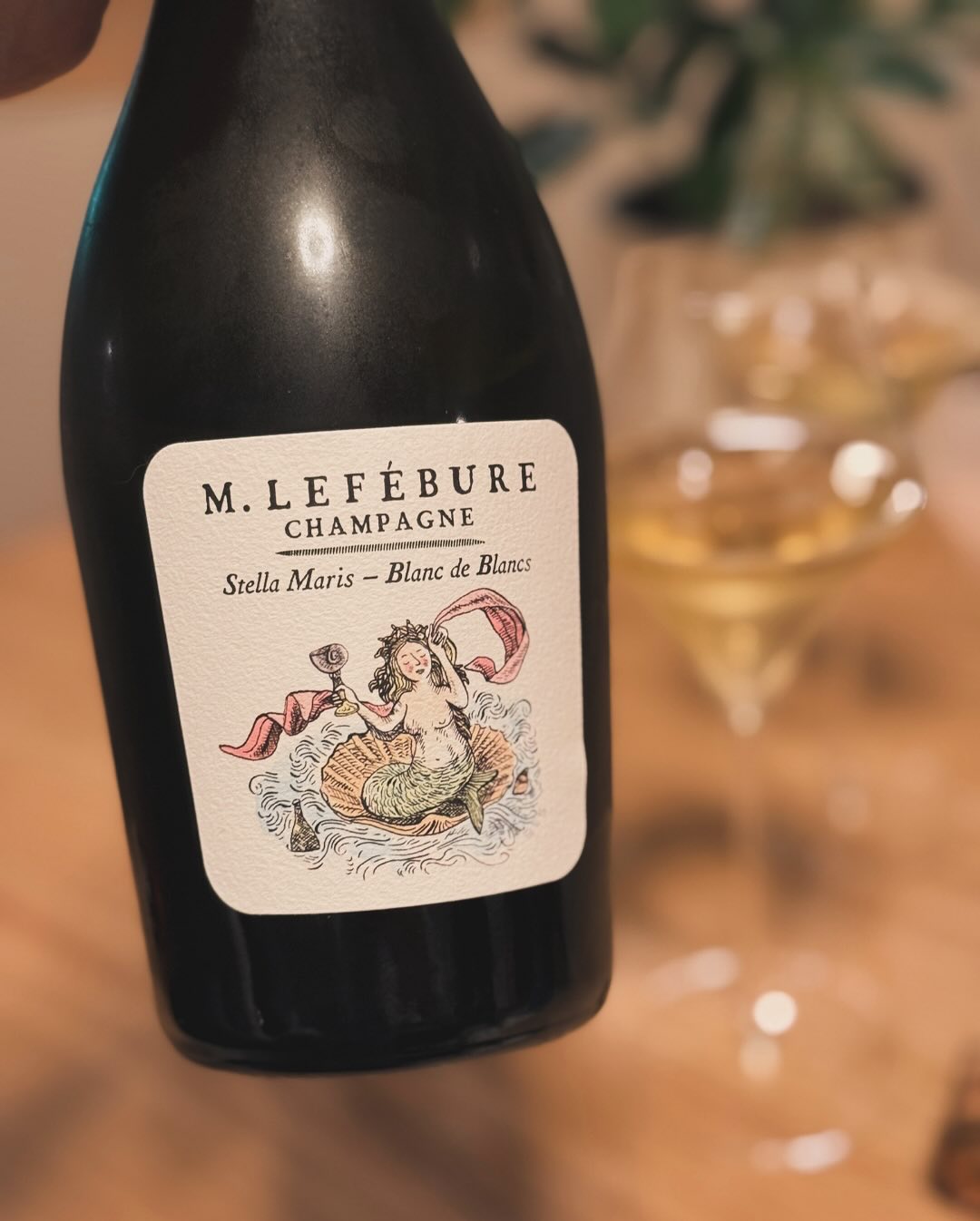 Manchmal erzählt ein Etikett genauso viel wie der Champagner selbst – und beim @maisonlefebure – Stella Maris Blanc de Blancs lohnt sich ein genauer Blick. 🌊 Stella Maris – „St… (6)