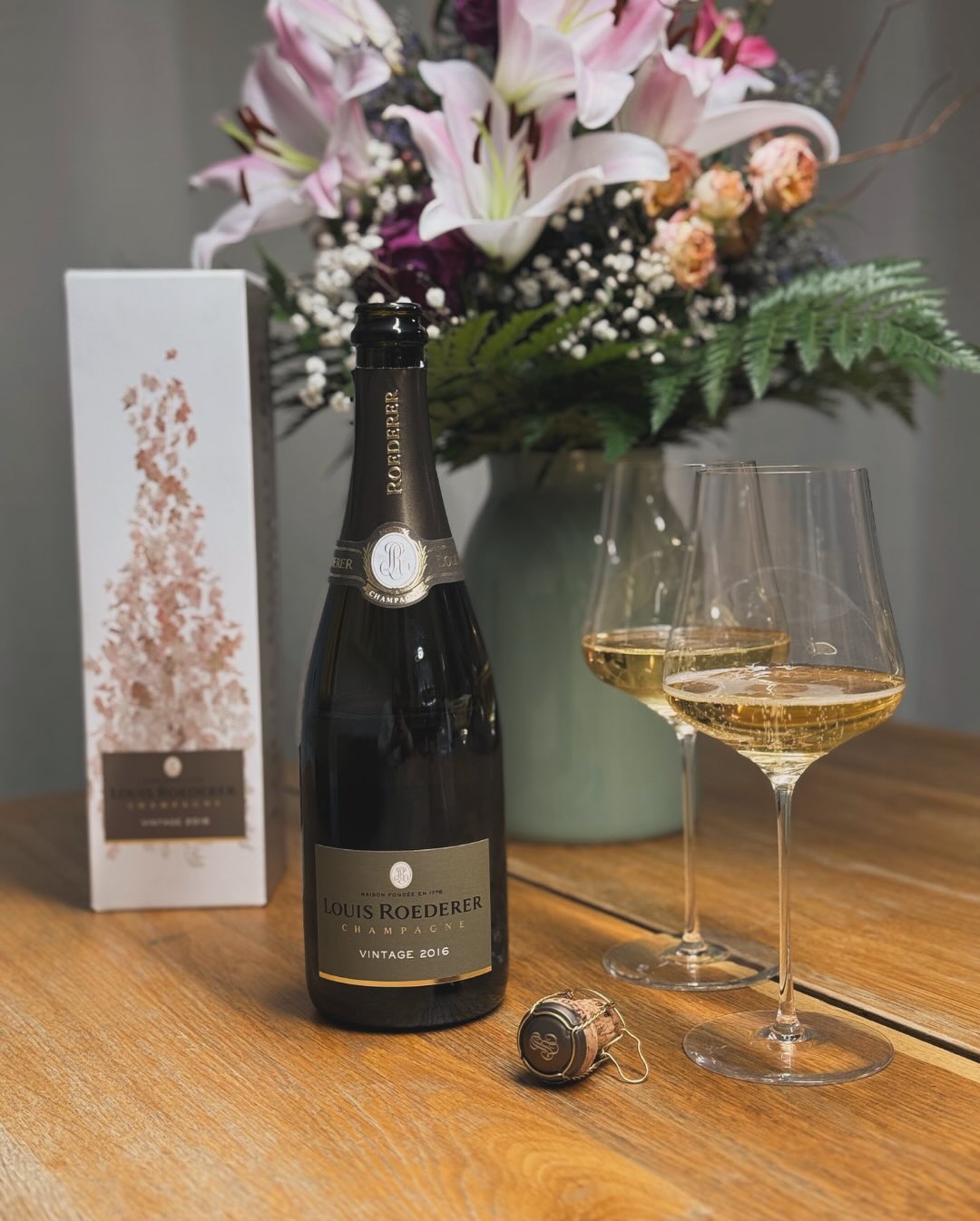 Nachdem ich bisher von @louisroederer_ nur die Collection 242 und 243 probiert hatte war es an der Zeit, tiefer in Roederers Stil einzutauchen – mit Vintage 2016. Schon der erst… (1)