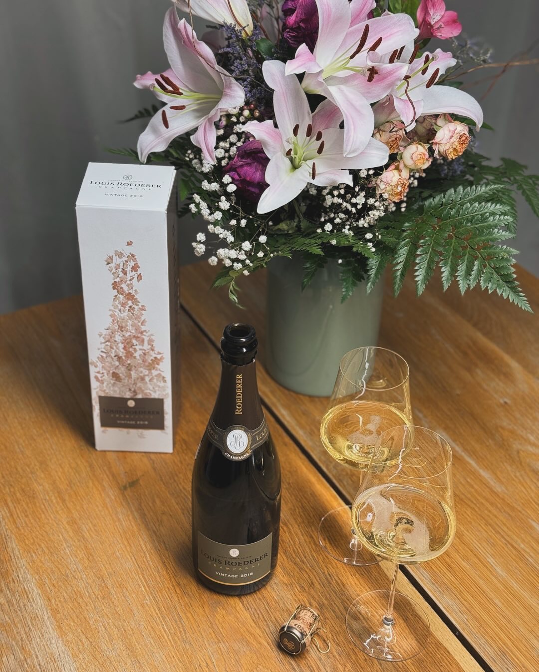 Nachdem ich bisher von @louisroederer_ nur die Collection 242 und 243 probiert hatte war es an der Zeit, tiefer in Roederers Stil einzutauchen – mit Vintage 2016. Schon der erst… (3)
