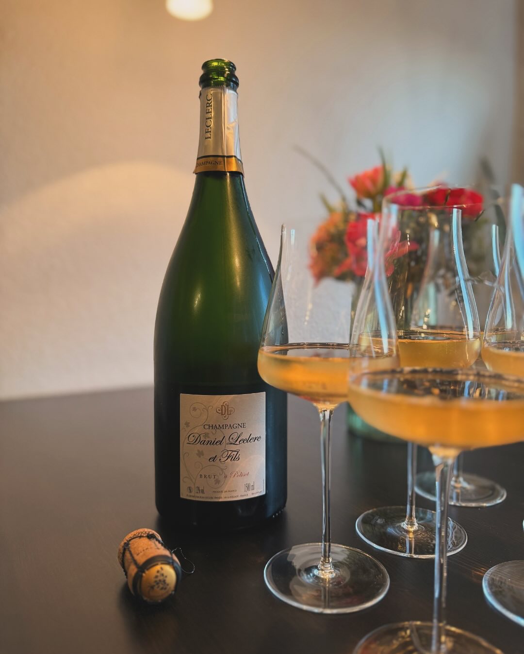 Zum Geburtstag meiner Mutter durfte ein passender Champagner nicht fehlen. Aus meinem Keller habe ich dafür die @champagne.daniel.leclerc Brut – Magnum ausgewählt. Eine eingängl… (1)