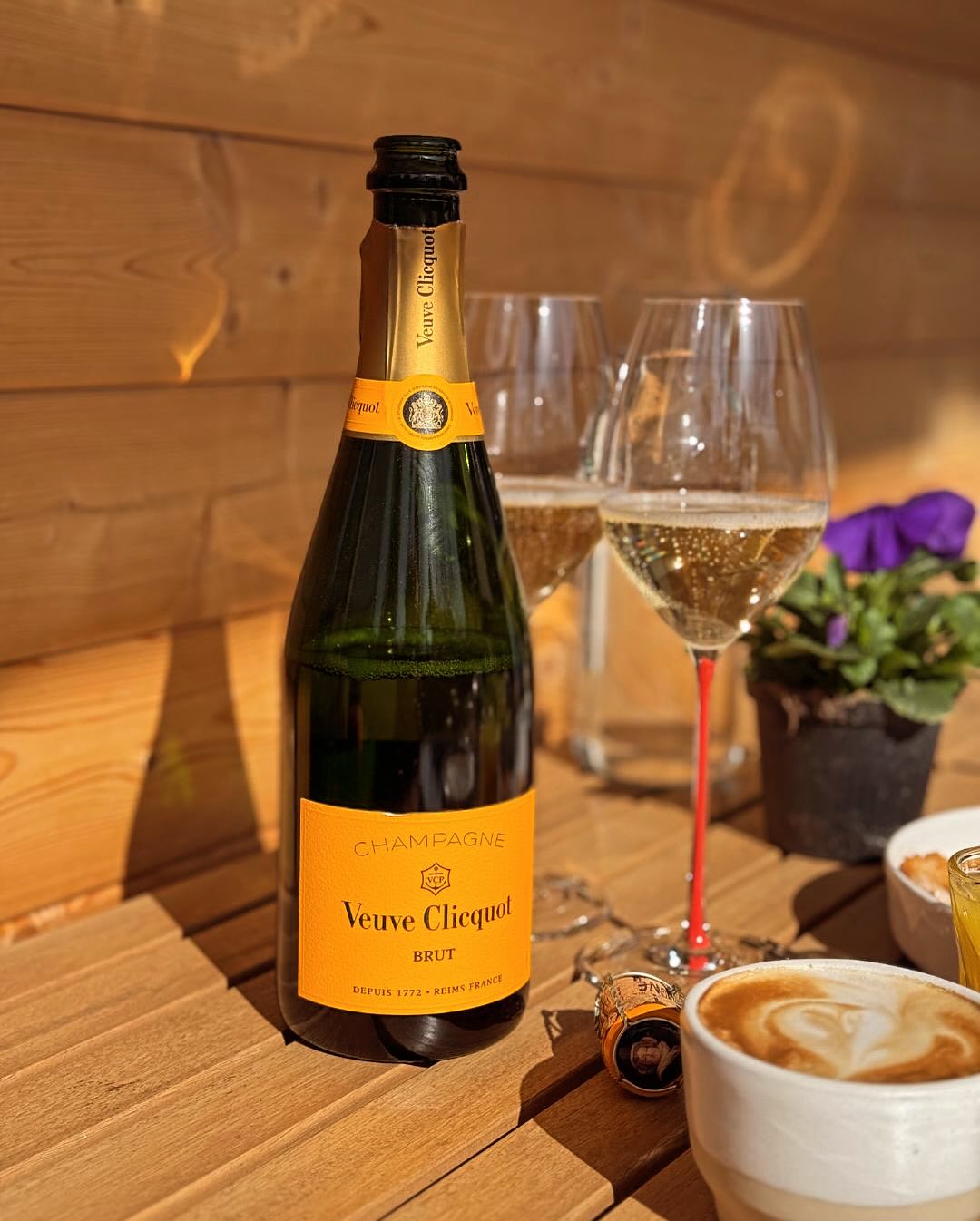 Sonntagmorgen, keine großen Pläne, einfach spontan in den Tag gestartet – und warum nicht direkt mit einem Glas @veuveclicquot Brut? 🍾 🔥 Frühstück vom Grill: ✔ Bacon & Eggs – … (1)