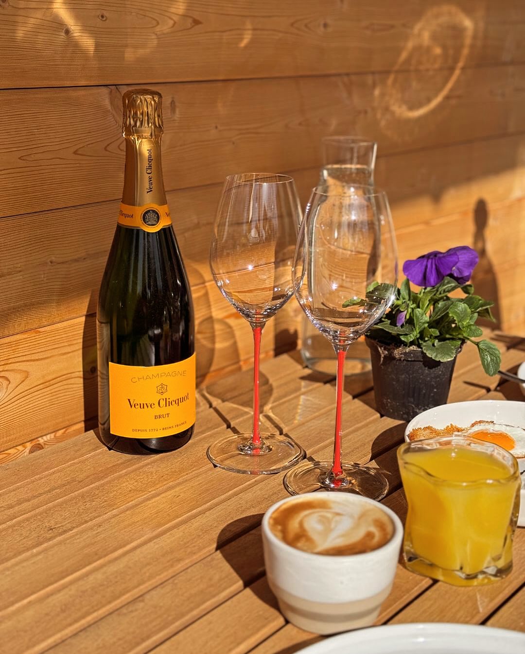 Sonntagmorgen, keine großen Pläne, einfach spontan in den Tag gestartet – und warum nicht direkt mit einem Glas @veuveclicquot Brut? 🍾 🔥 Frühstück vom Grill: ✔ Bacon & Eggs – … (3)