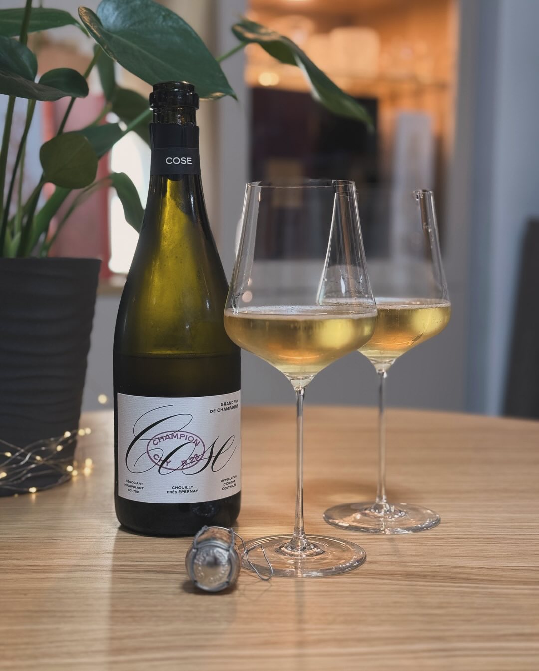 Es gibt Champagner, die eine Geschichte erzählen – und dann gibt es Champagner wie Champion CHY R.22 von @champagne.cose , die ganze Traditionen neu schreiben. 🍾 Dieser reinsor… (1)