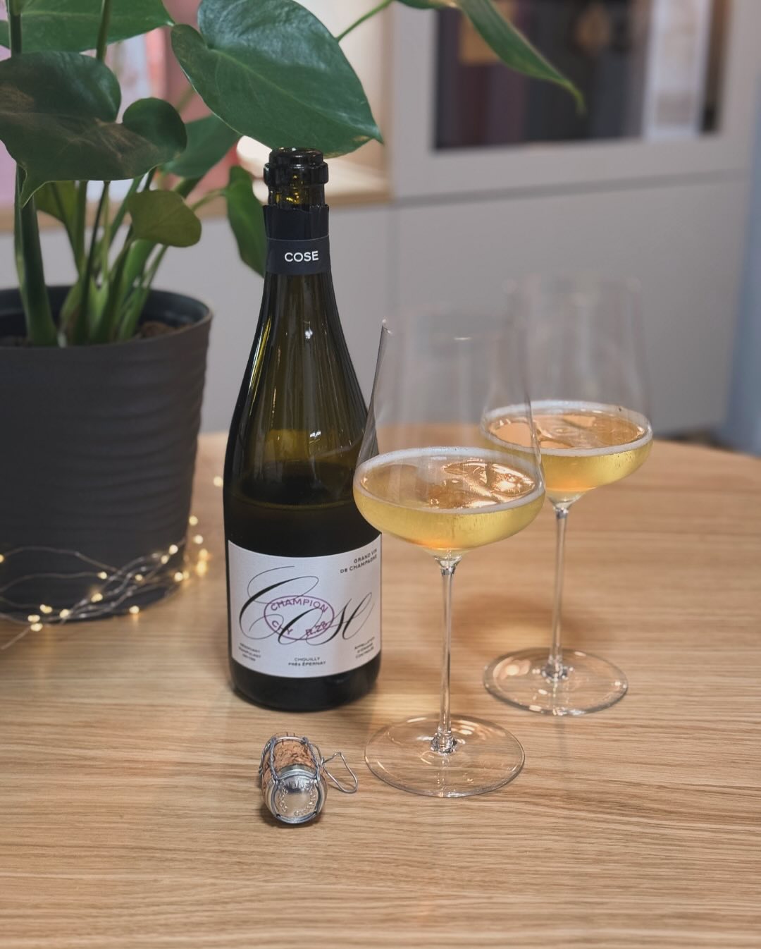 Es gibt Champagner, die eine Geschichte erzählen – und dann gibt es Champagner wie Champion CHY R.22 von @champagne.cose , die ganze Traditionen neu schreiben. 🍾 Dieser reinsor… (3)