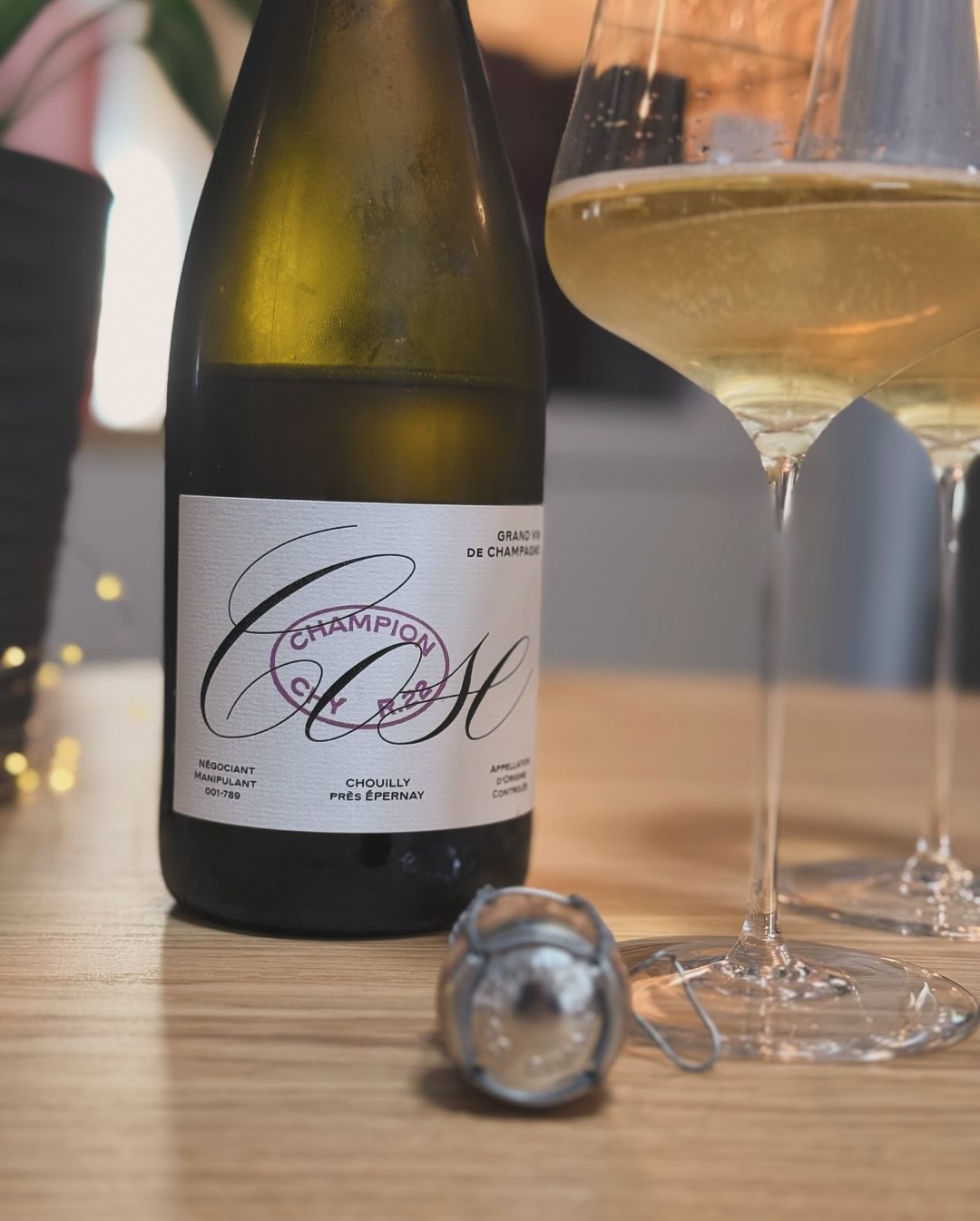Es gibt Champagner, die eine Geschichte erzählen – und dann gibt es Champagner wie Champion CHY R.22 von @champagne.cose , die ganze Traditionen neu schreiben. 🍾 Dieser reinsor… (4)