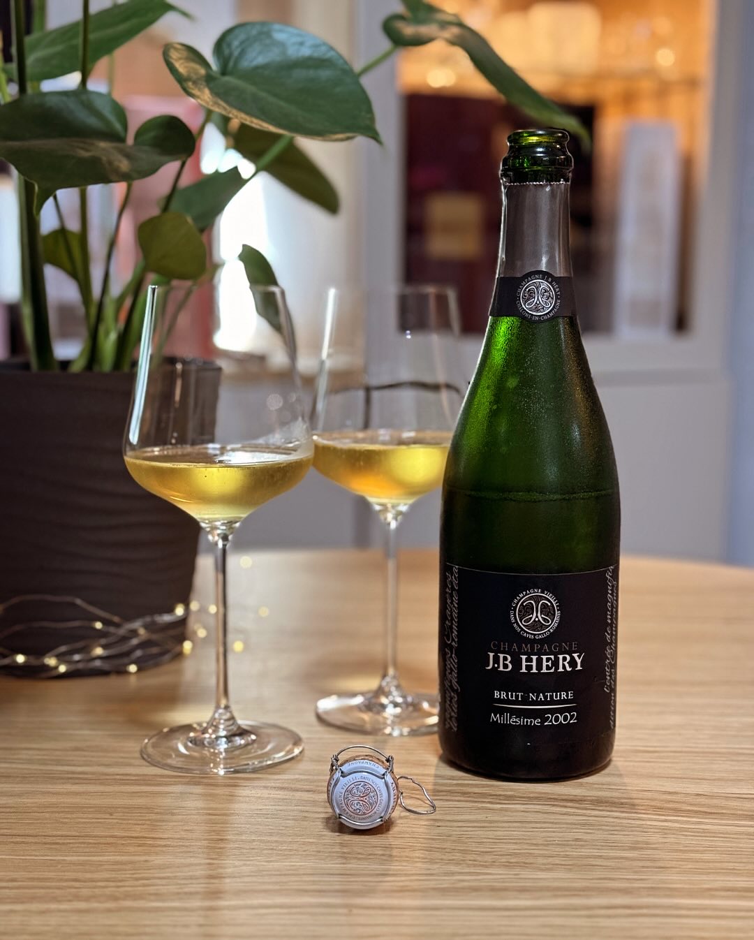 🍾 Heute im Glas: J.B Héry - Millésime 2002 - Brut Nature – ein spannender Fund aus meinem letzten Einkauf. Gerade erst frisch in den Keller gewandert, aber heute hat es gut gep… (1)