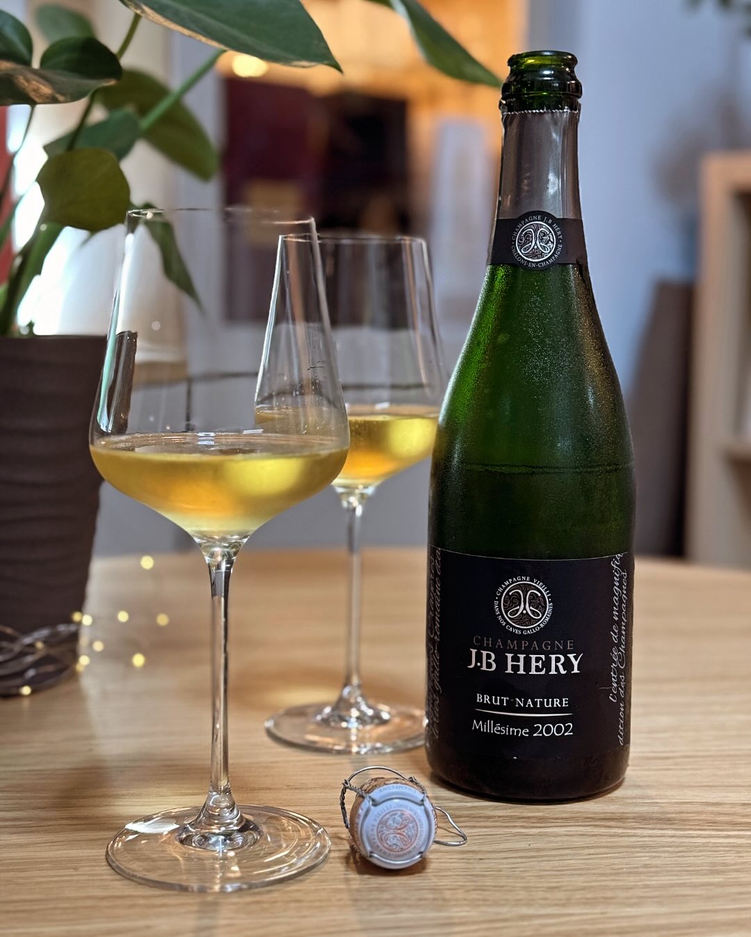 🍾 Heute im Glas: J.B Héry - Millésime 2002 - Brut Nature – ein spannender Fund aus meinem letzten Einkauf. Gerade erst frisch in den Keller gewandert, aber heute hat es gut gep… (3)