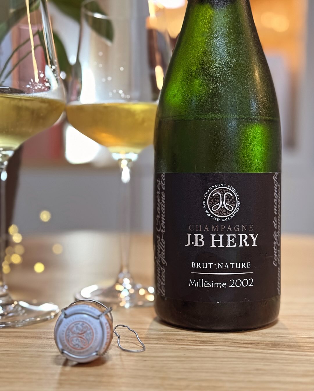 🍾 Heute im Glas: J.B Héry - Millésime 2002 - Brut Nature – ein spannender Fund aus meinem letzten Einkauf. Gerade erst frisch in den Keller gewandert, aber heute hat es gut gep… (5)