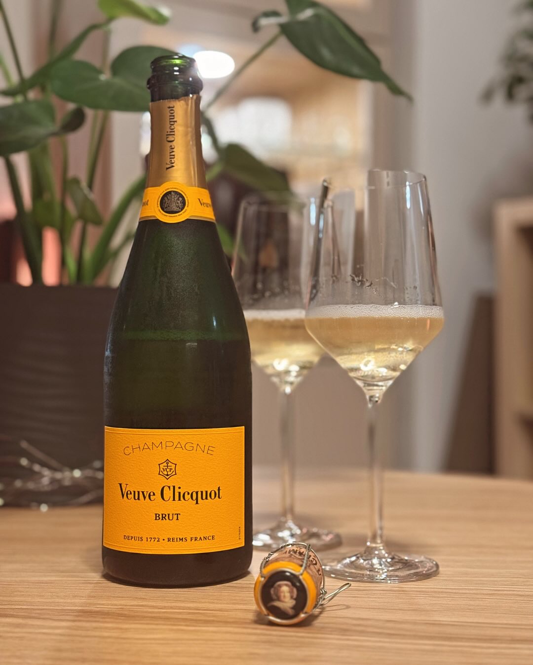 Nach dem die letzten Tasks an diesem Nachmittag erledigt waren, ging es abends genauso entspannt weiter – Oscars-„Aufzeichnung“ schauen, Snacks auf dem Tisch und ein Glas Champa… (1)