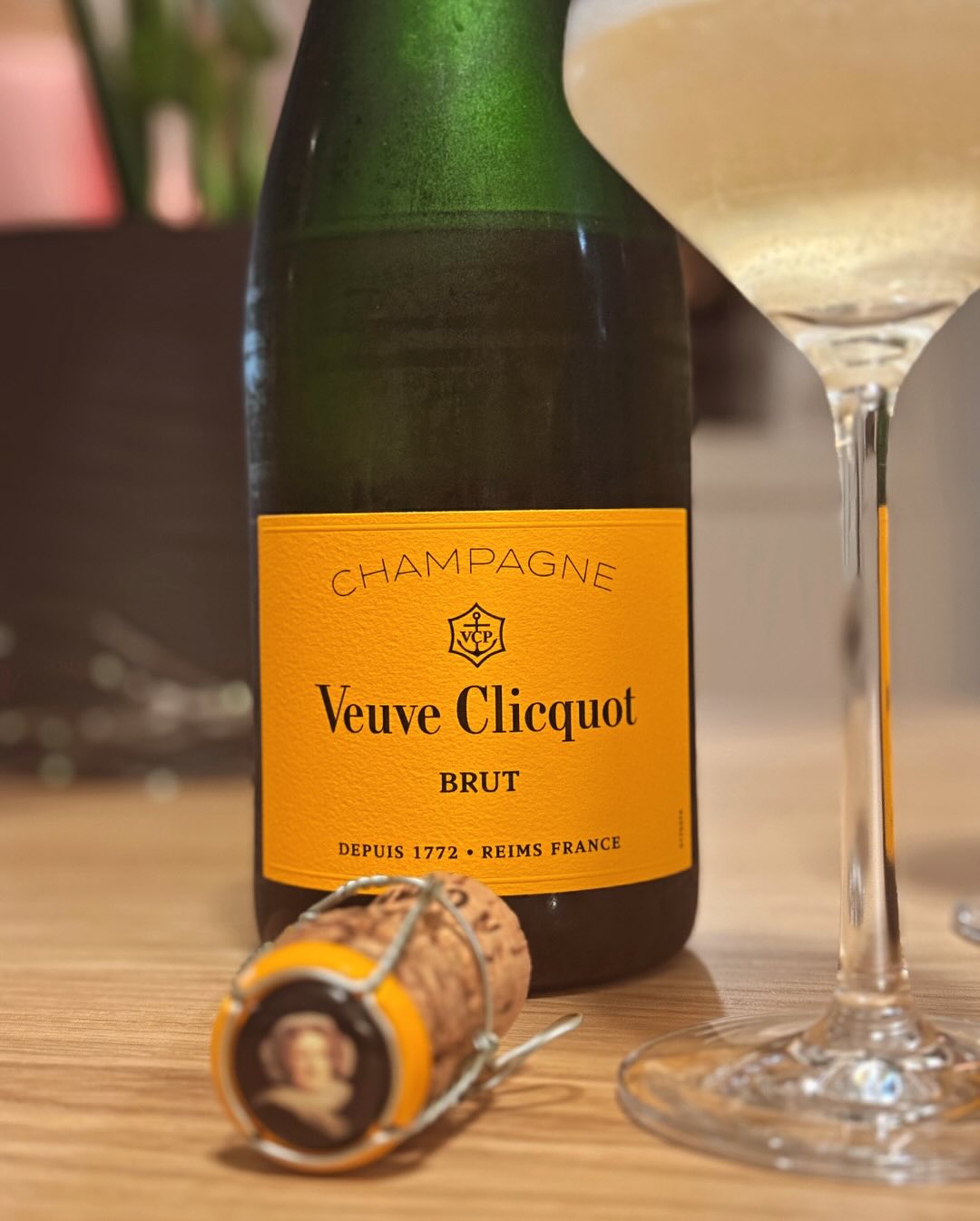Nach dem die letzten Tasks an diesem Nachmittag erledigt waren, ging es abends genauso entspannt weiter – Oscars-„Aufzeichnung“ schauen, Snacks auf dem Tisch und ein Glas Champa… (5)