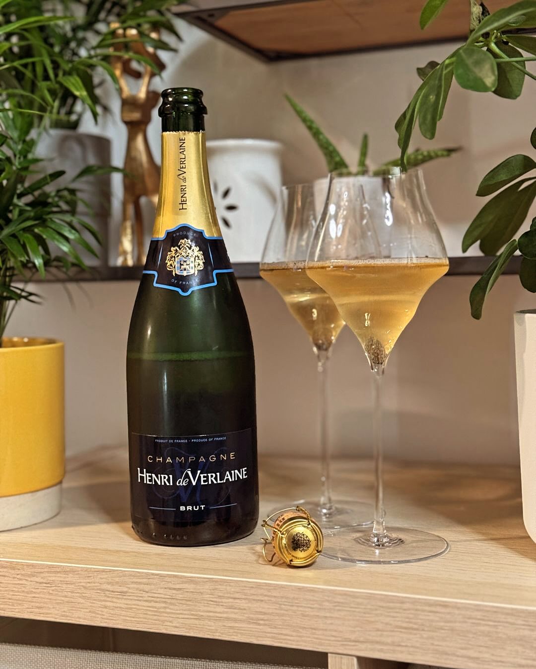 Heute mal wieder ein Champagner aus der Kategorie „Kann man trinken, muss man aber nicht unbedingt wieder kaufen“. 😅 Der Henri de Verlaine Brut hat sich als solider Begleiter e… (1)