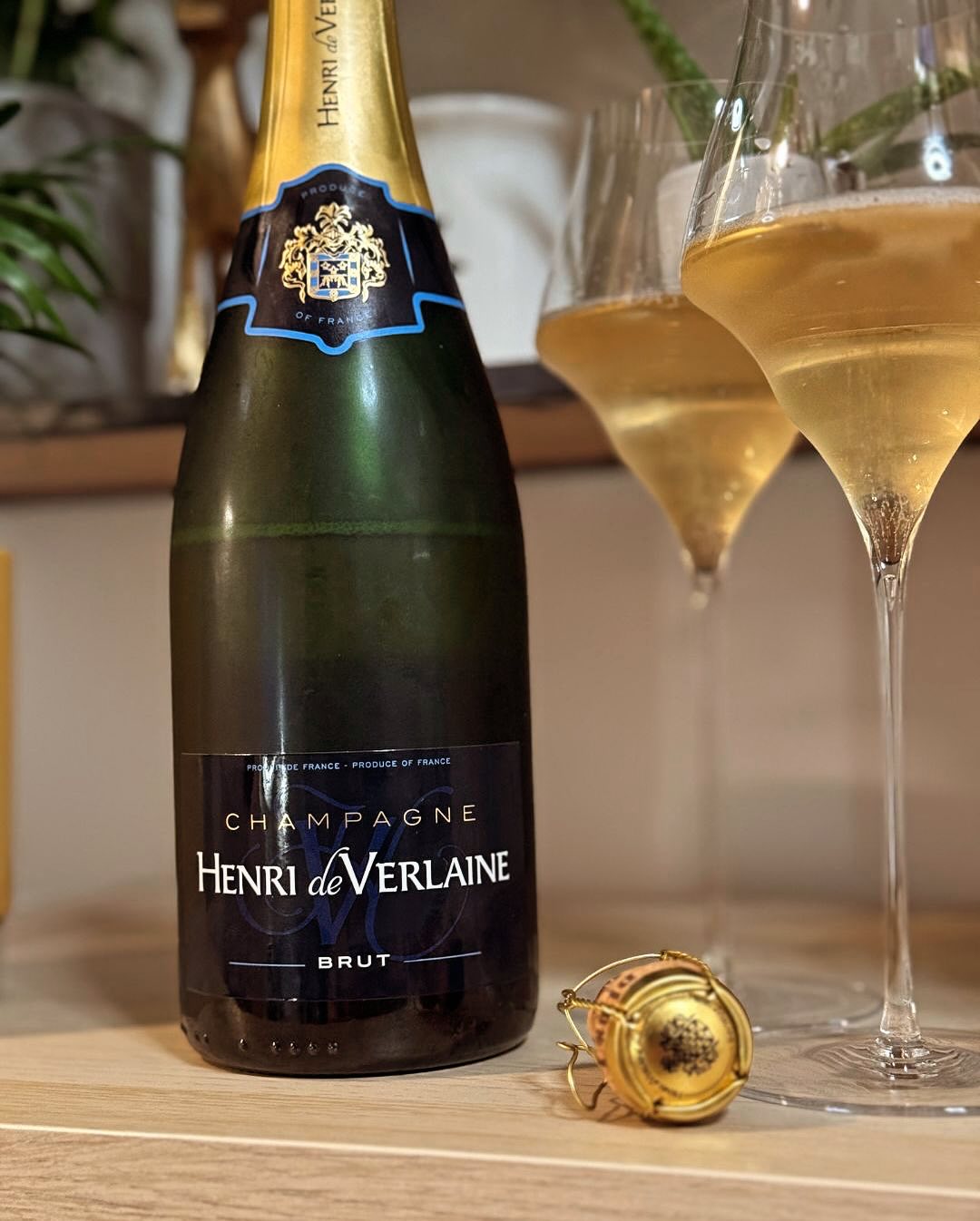 Heute mal wieder ein Champagner aus der Kategorie „Kann man trinken, muss man aber nicht unbedingt wieder kaufen“. 😅 Der Henri de Verlaine Brut hat sich als solider Begleiter e… (3)