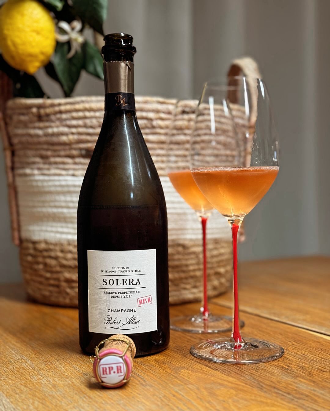 Rosé? Nein – Chardonnay. Oder? Manchmal lohnt sich ein zweiter Blick. Vorallem beim Solera RP-R von @champagnerobertallait – ein 95 % Chardonnay, 5 % Pinot Noir Extra Brut. In d… (1)