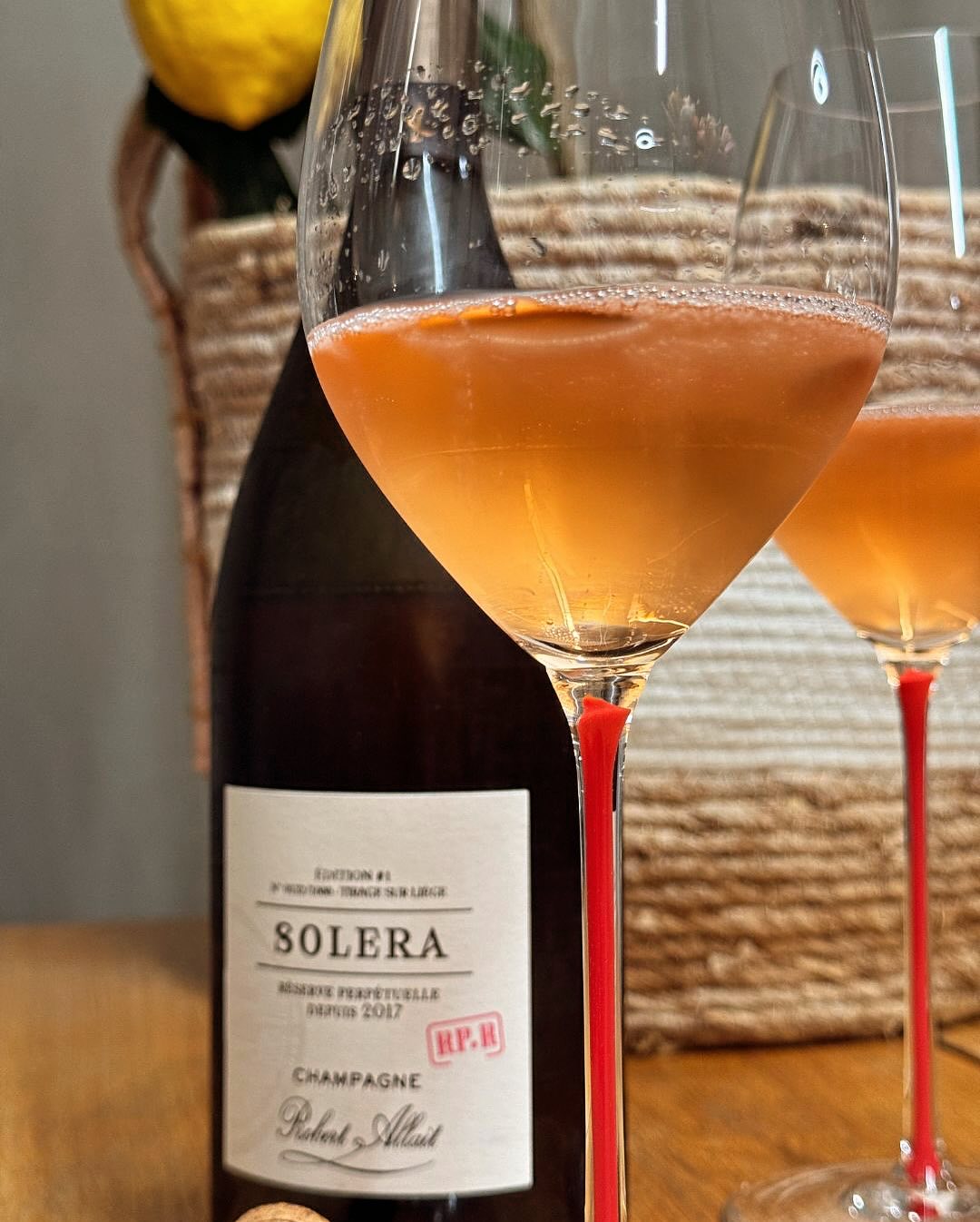 Rosé? Nein – Chardonnay. Oder? Manchmal lohnt sich ein zweiter Blick. Vorallem beim Solera RP-R von @champagnerobertallait – ein 95 % Chardonnay, 5 % Pinot Noir Extra Brut. In d… (3)